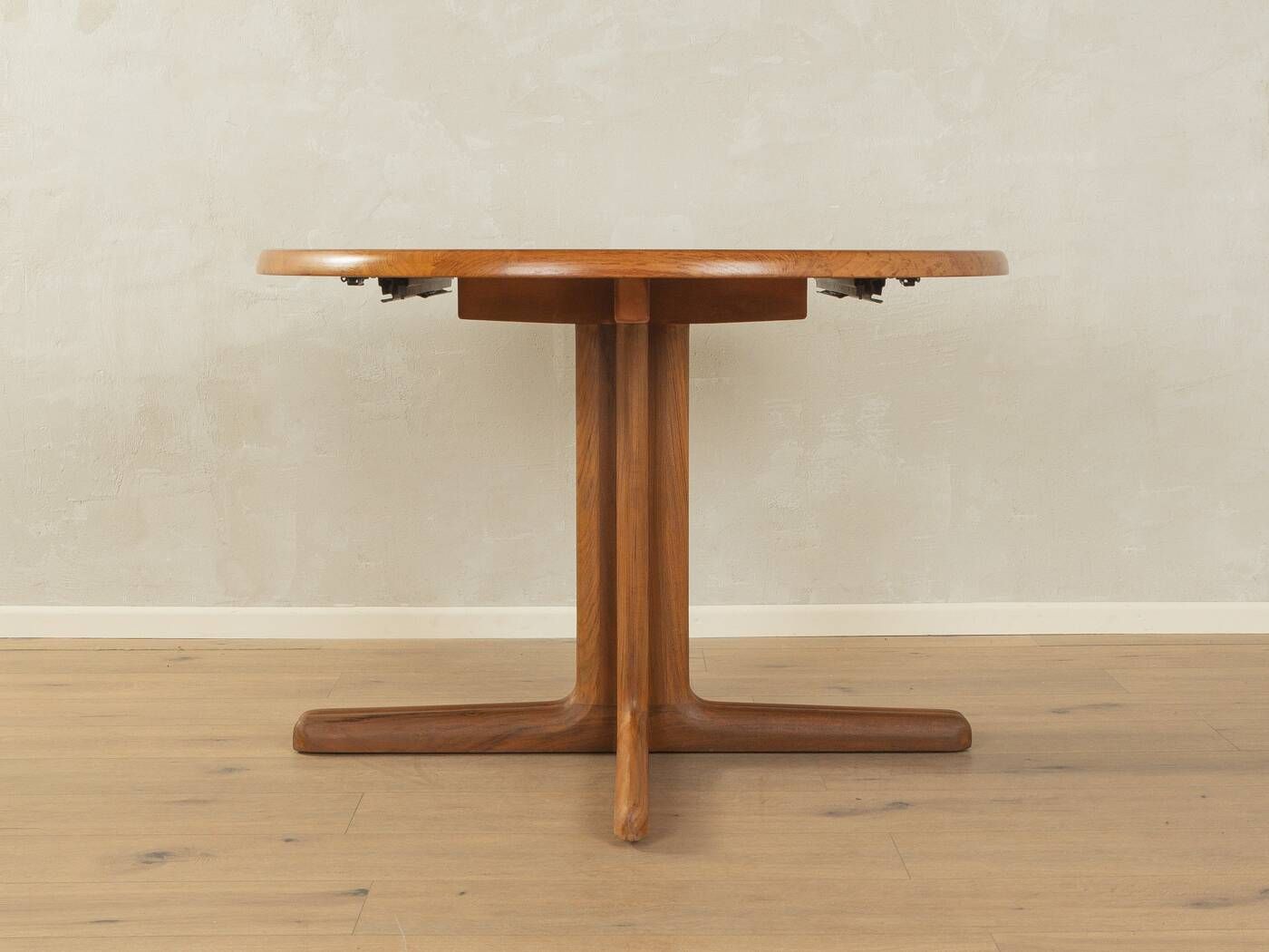 Dining table from the 1960s, solid frame and tabletop made of teak