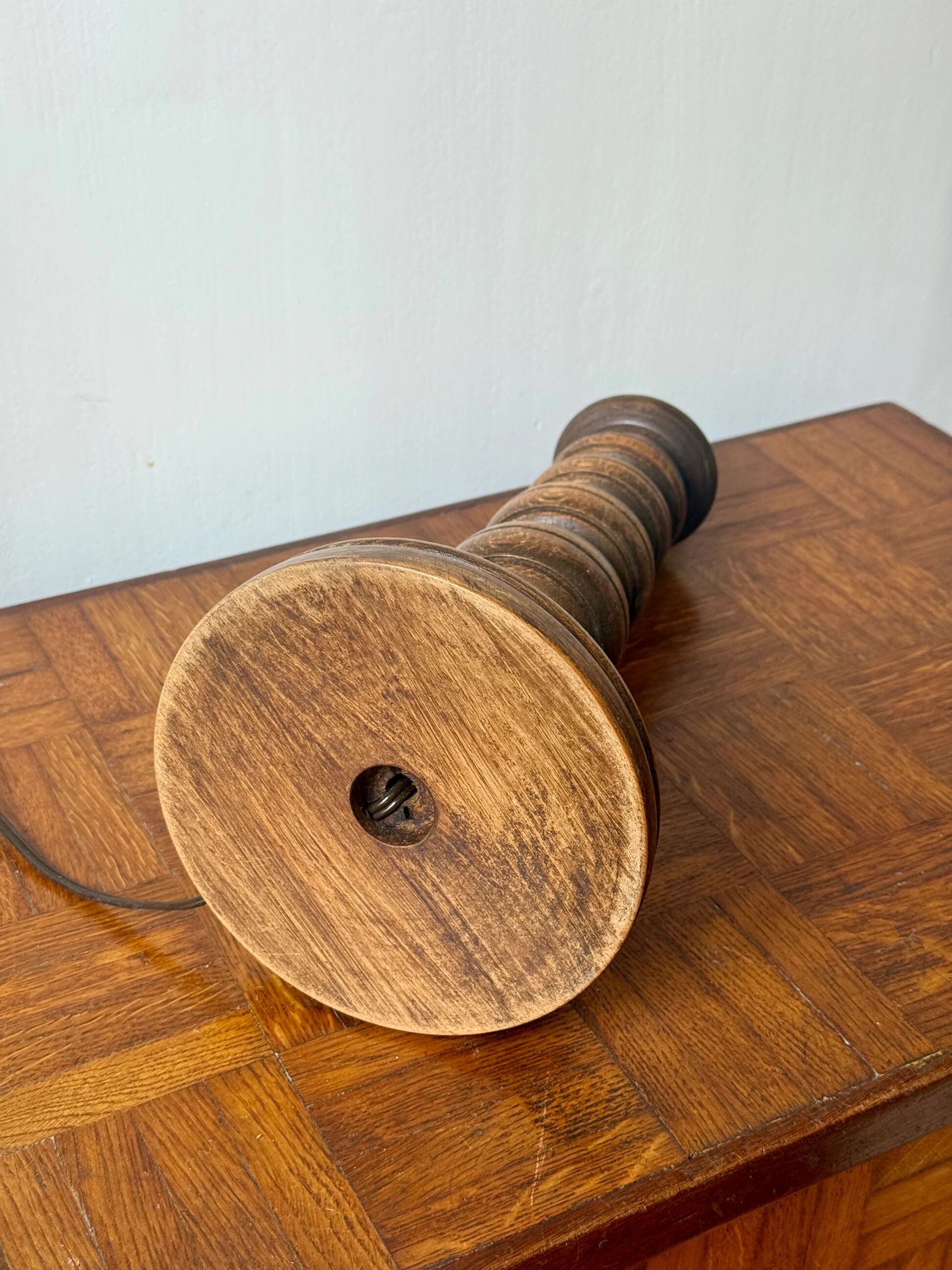 Pied de lampe en bois tourné