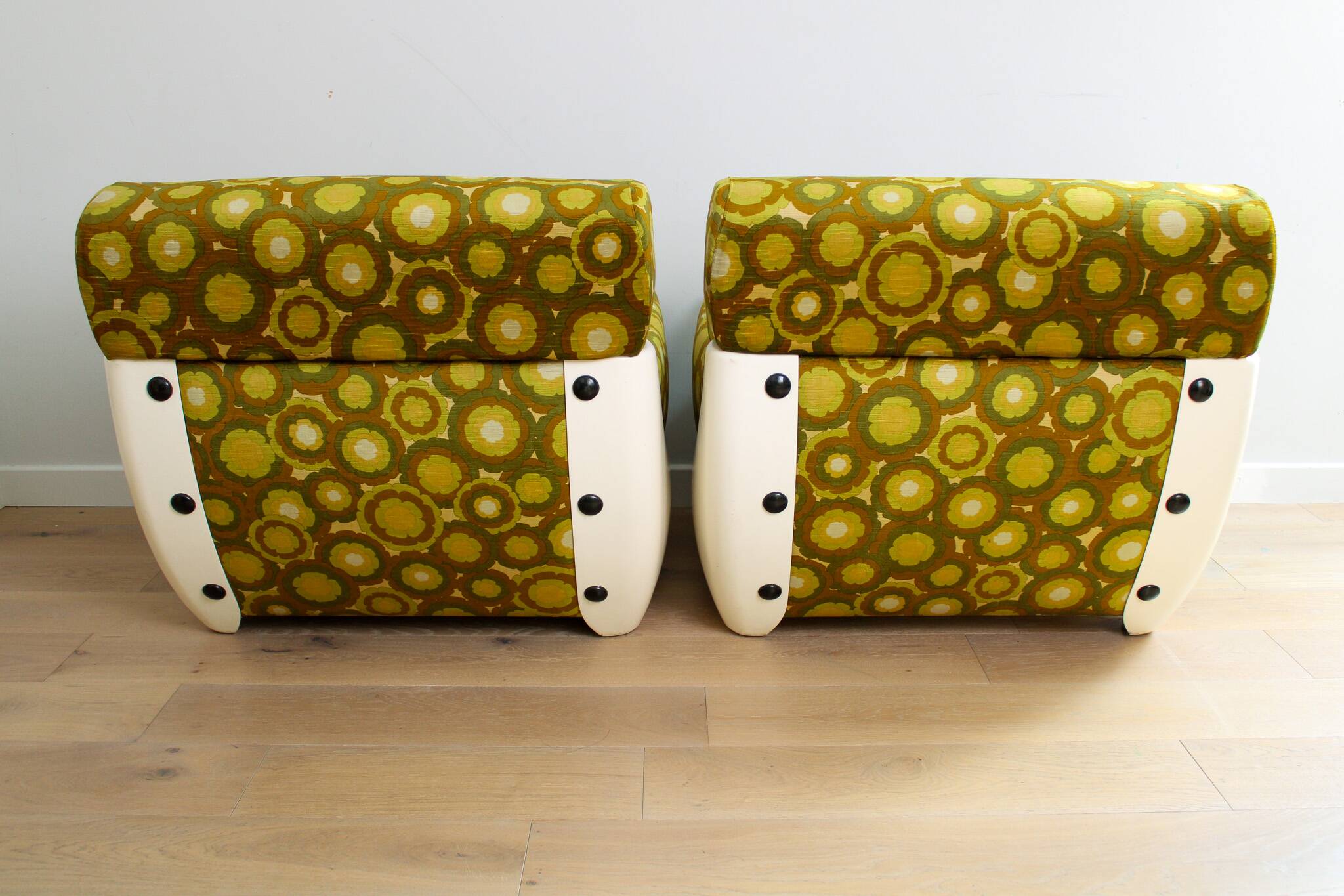 A pair of vintage mid-century modern arm chairs - Italy 1970s