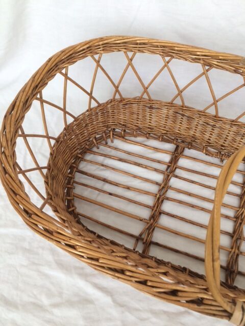 Bassinet in rattan, his mattress, pillow and bed linens