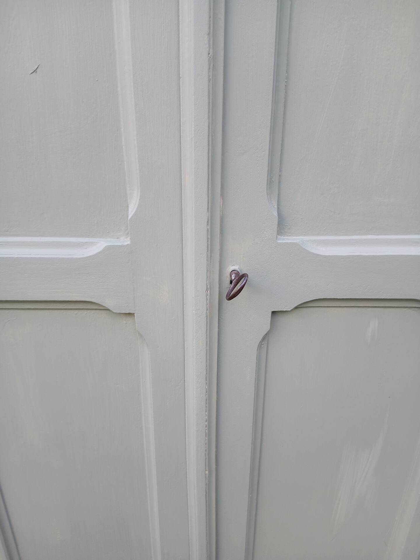 Parisian wardrobe with 2 doors and 3 shelves in Luxembourg green.