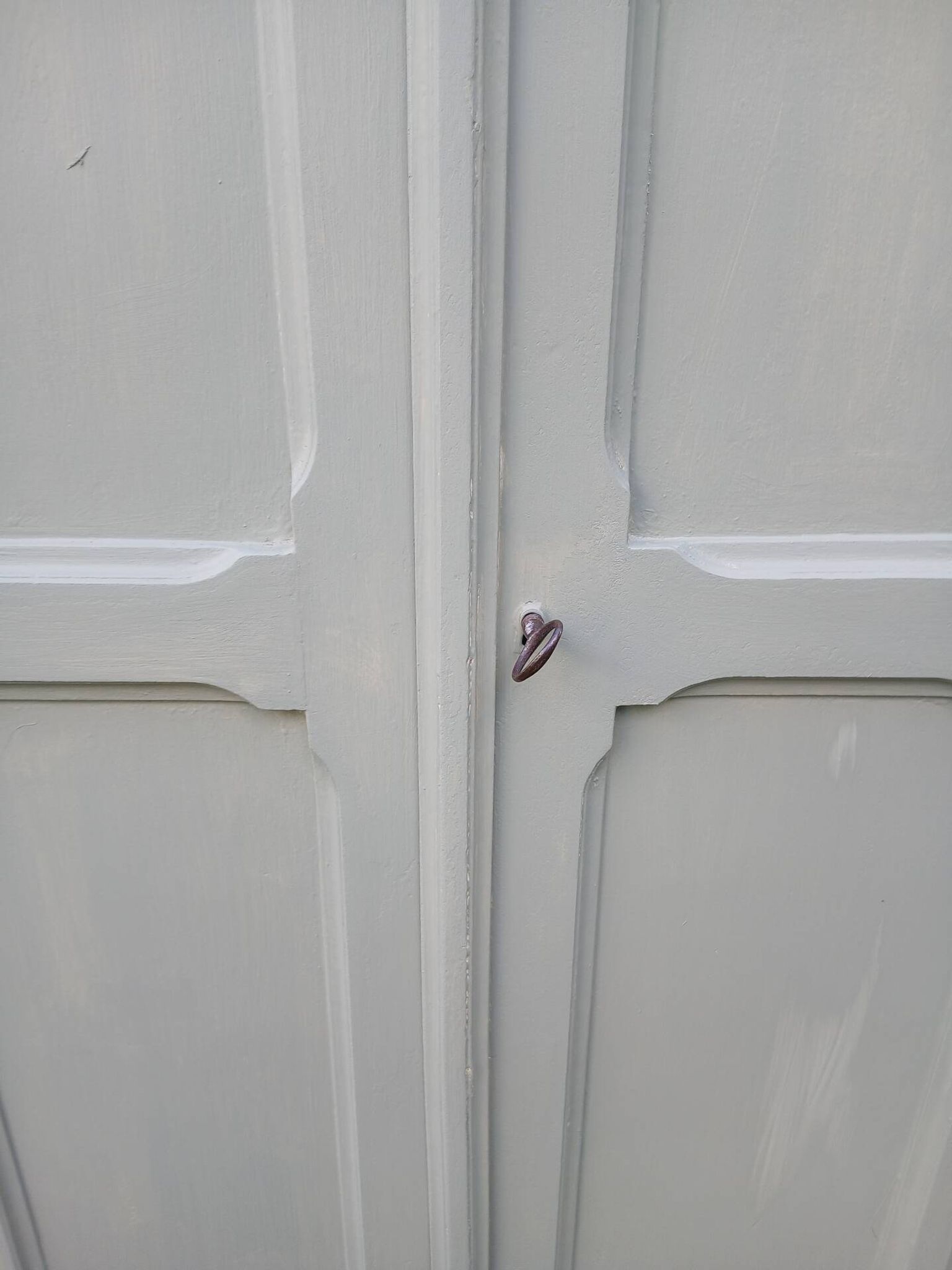 Parisian wardrobe with 2 doors and 3 shelves in Luxembourg green.
