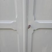 Parisian wardrobe with 2 doors and 3 shelves in Luxembourg green.