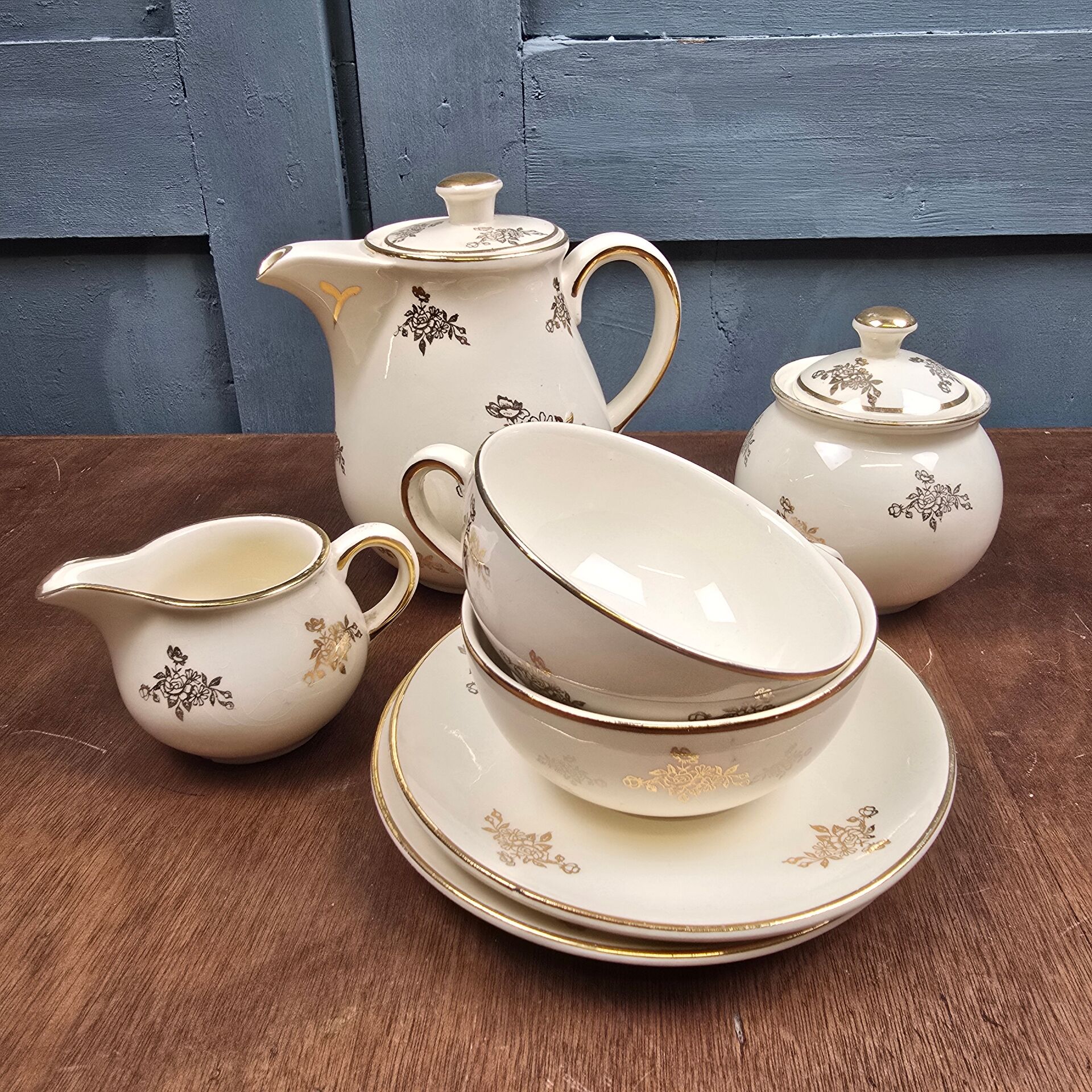 Antique tea service Villeroy & Boch Mettlach – Cream earthenware & gilding