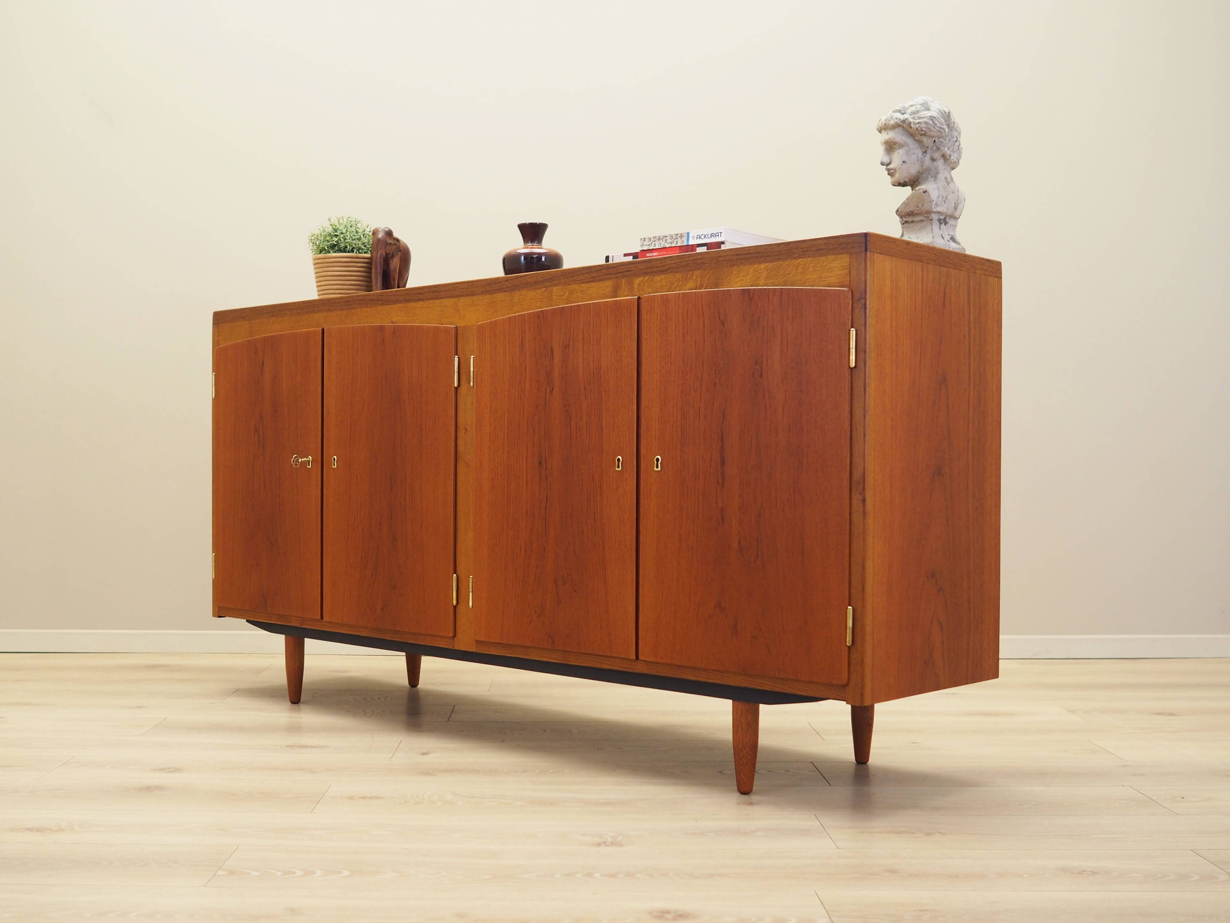 Buffet en teck, design danois, années 1960, production : Danemark