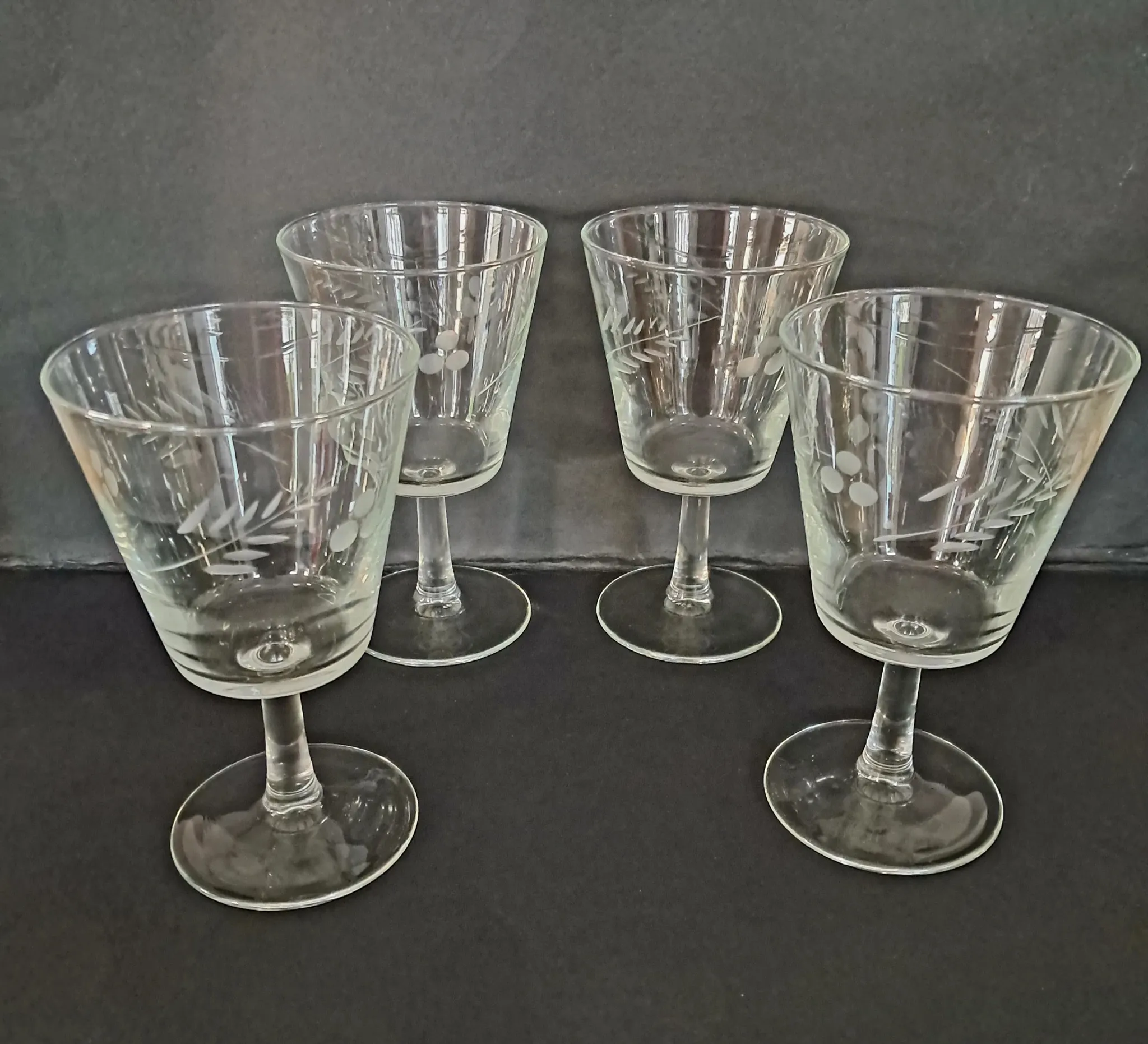 4 engraved wine glasses from the 1960s