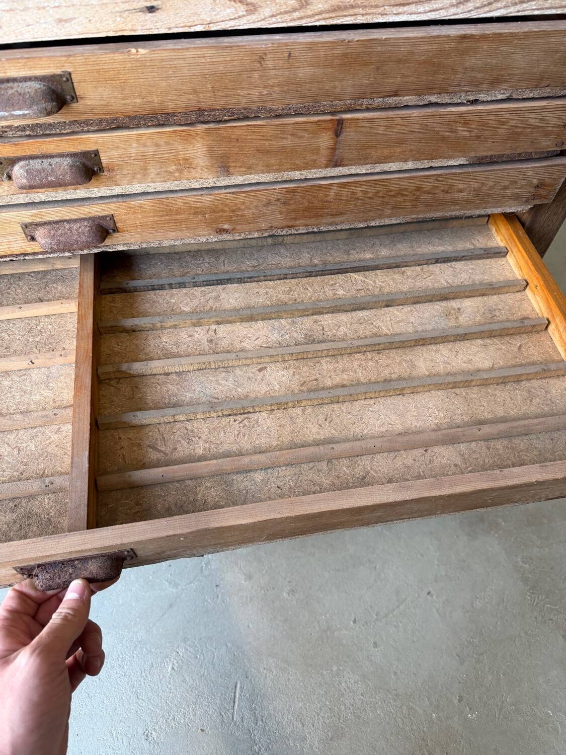 Low workshop cabinet with 8 drawers in solid wood, printing style.
