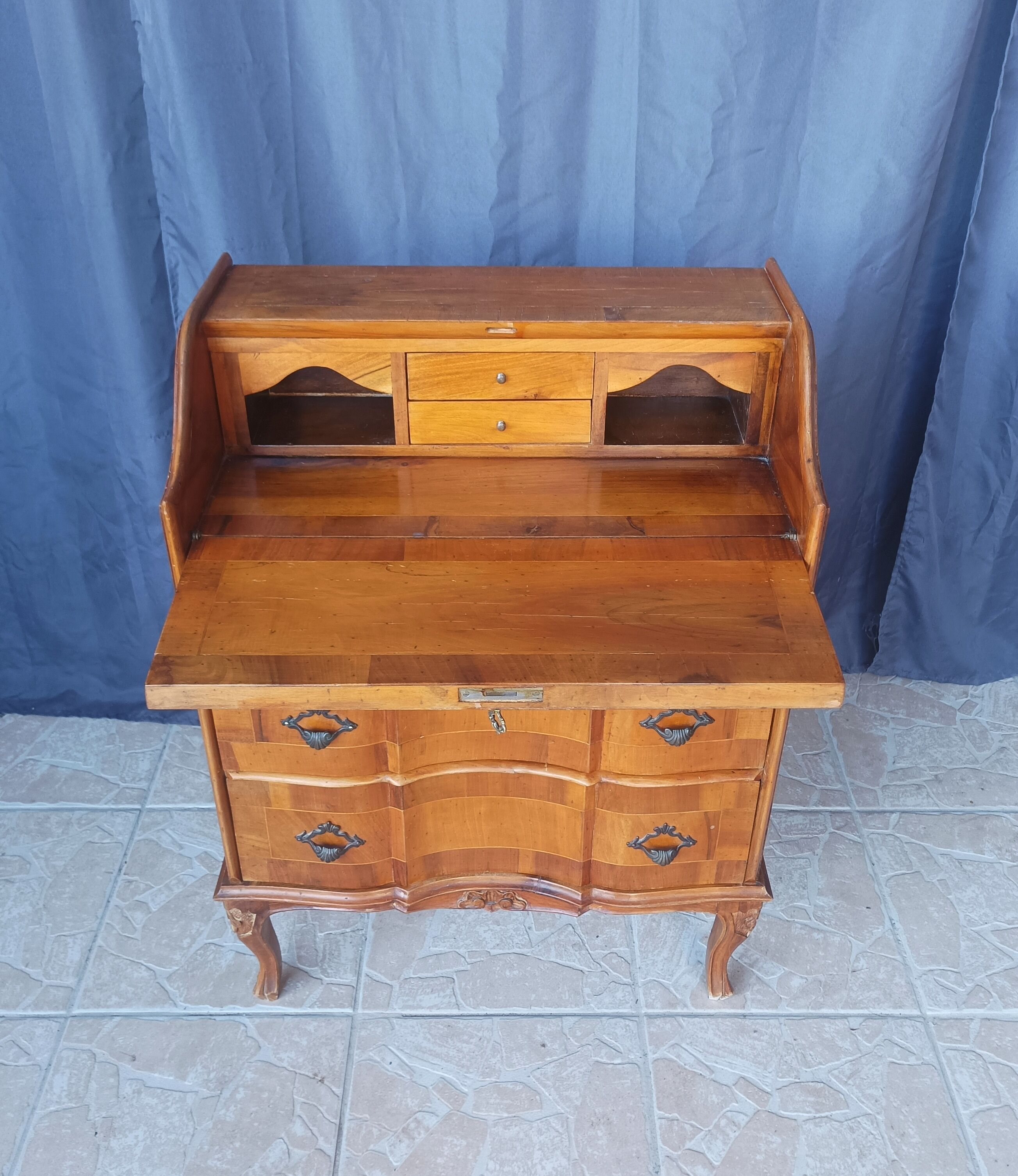 Walnut bramble secretary