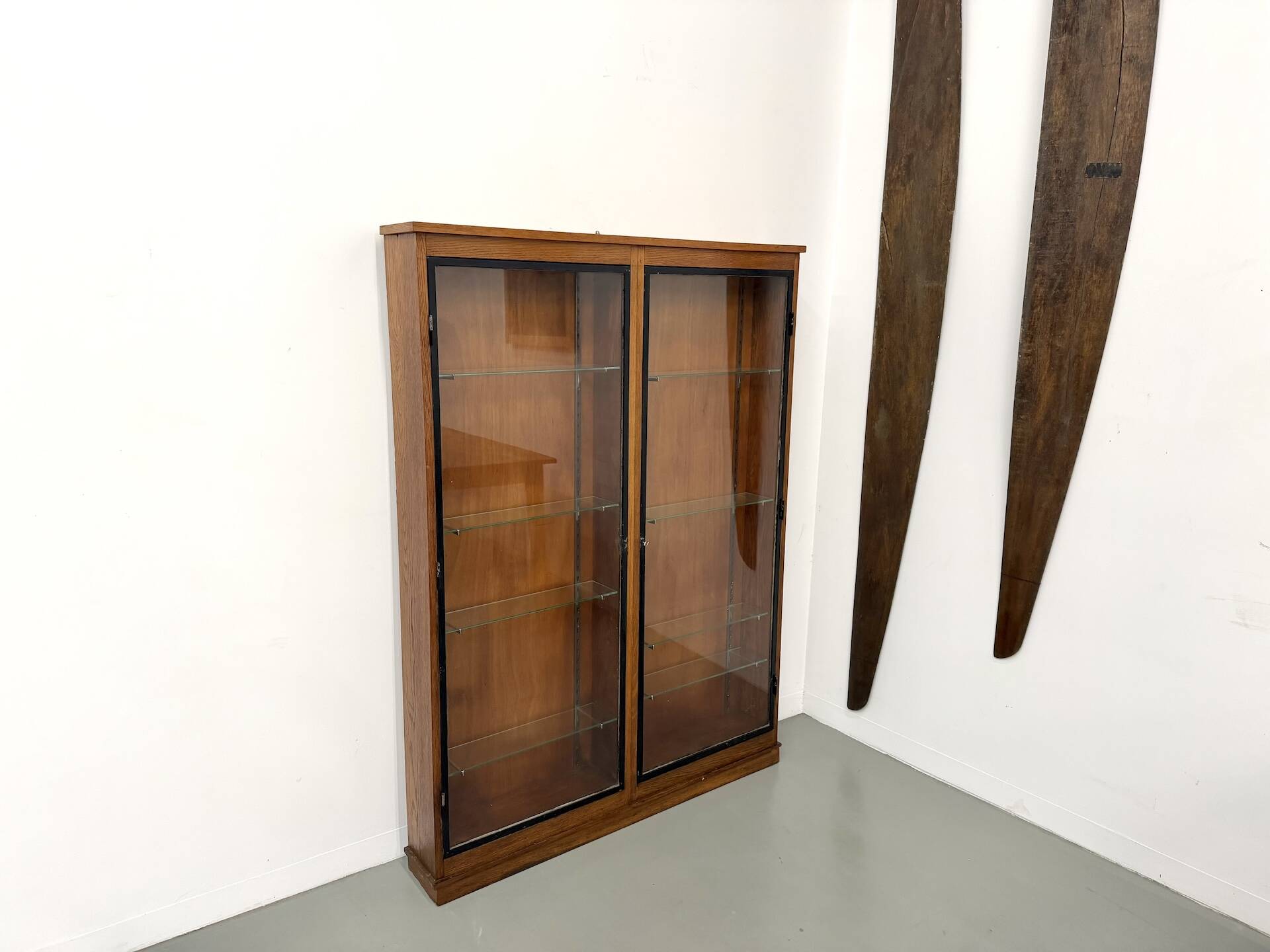 Vitrine de présentation murale Siegel Paris – Chêne & Verre – 1950