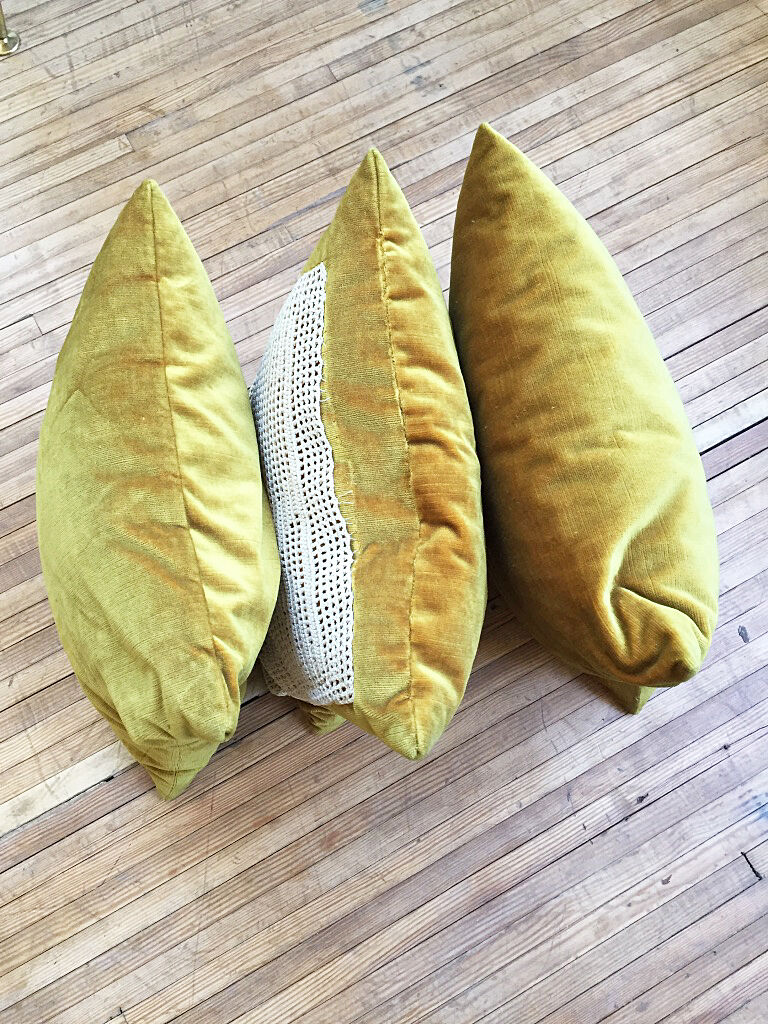 Lot of 3 yellow velvet cushions
