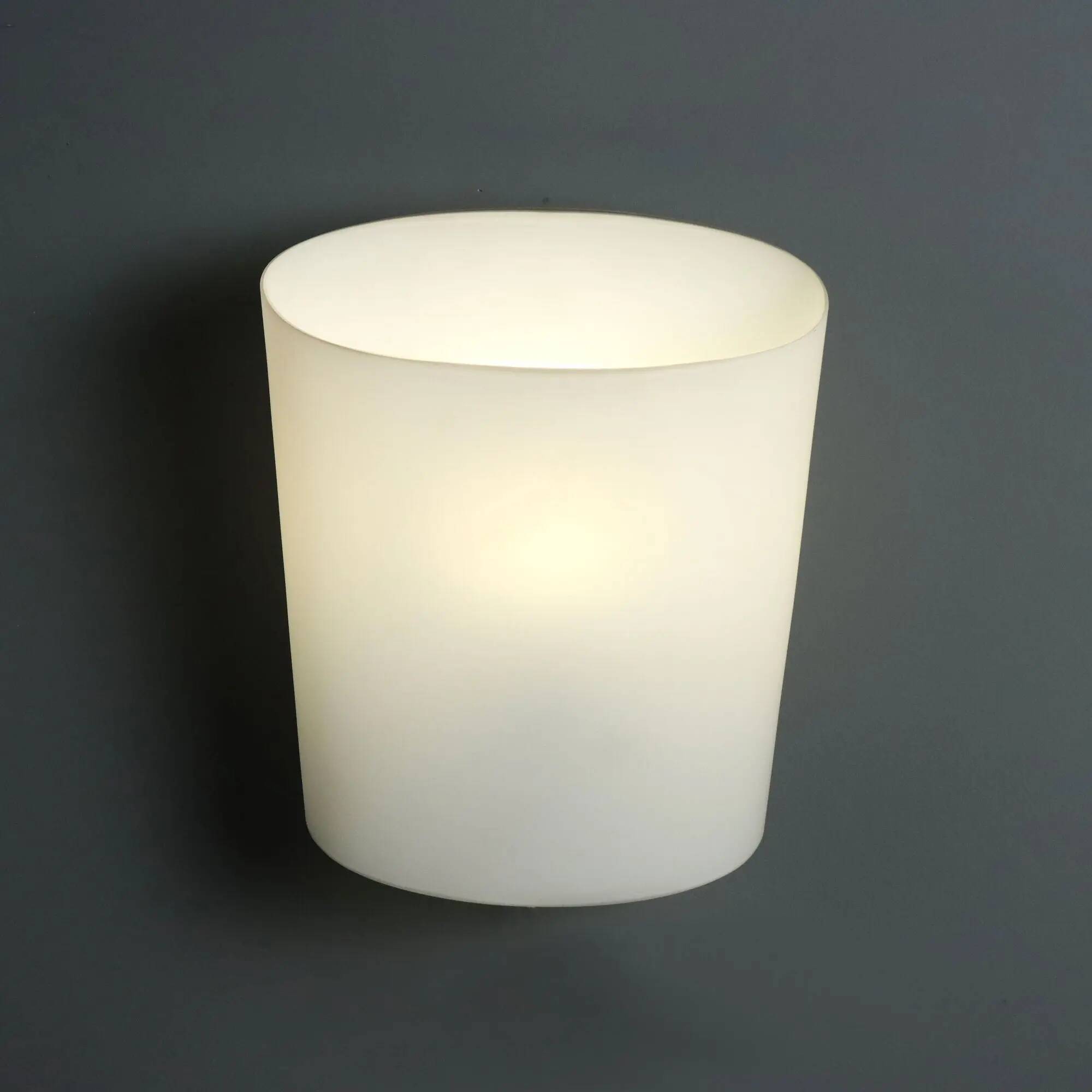 Vintage wall light in opaline glass, Italian design, 1980s.