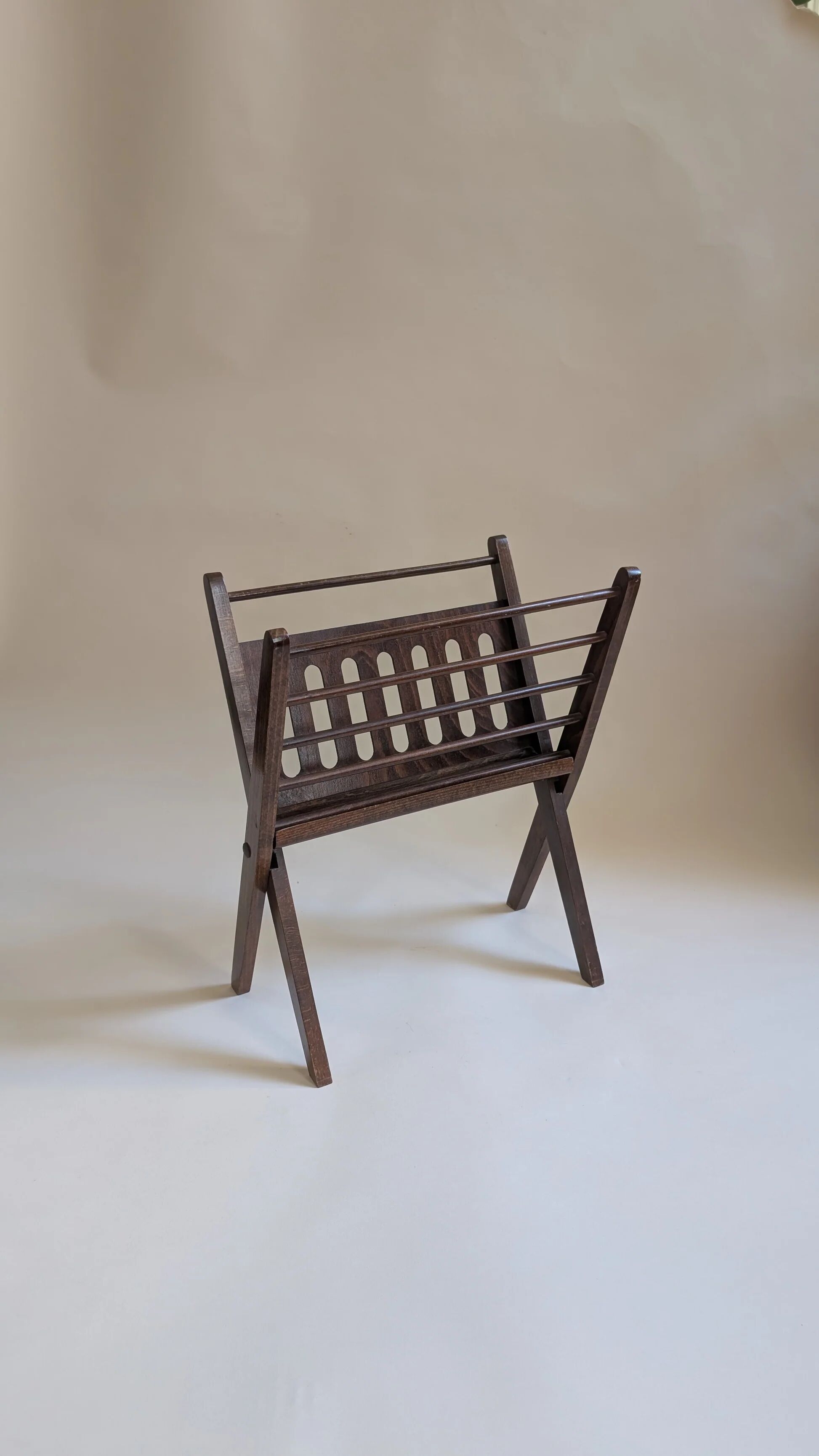 Folding magazine rack
