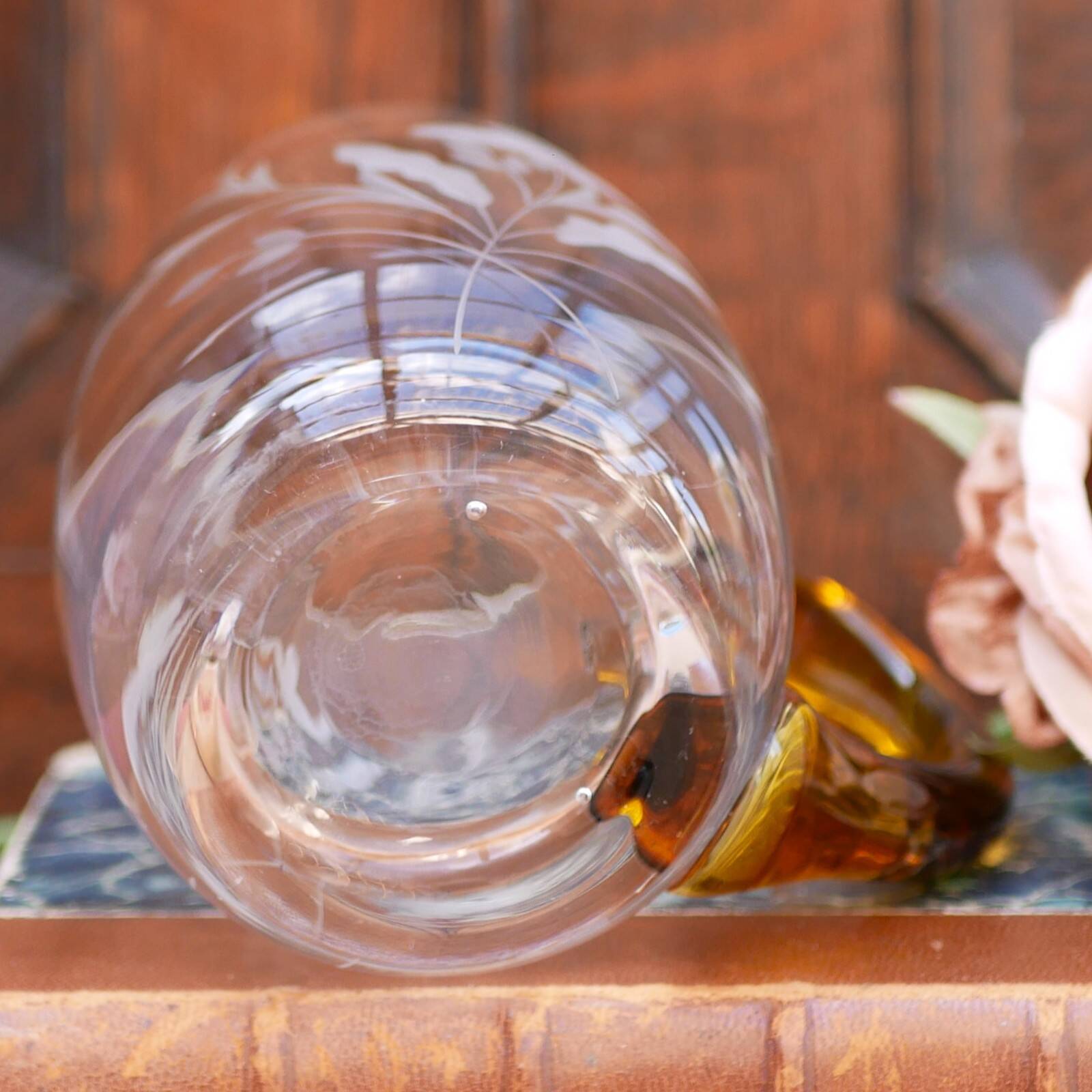 Chope demi-pinte gravée de motifs floraux avec anse en verre ambré