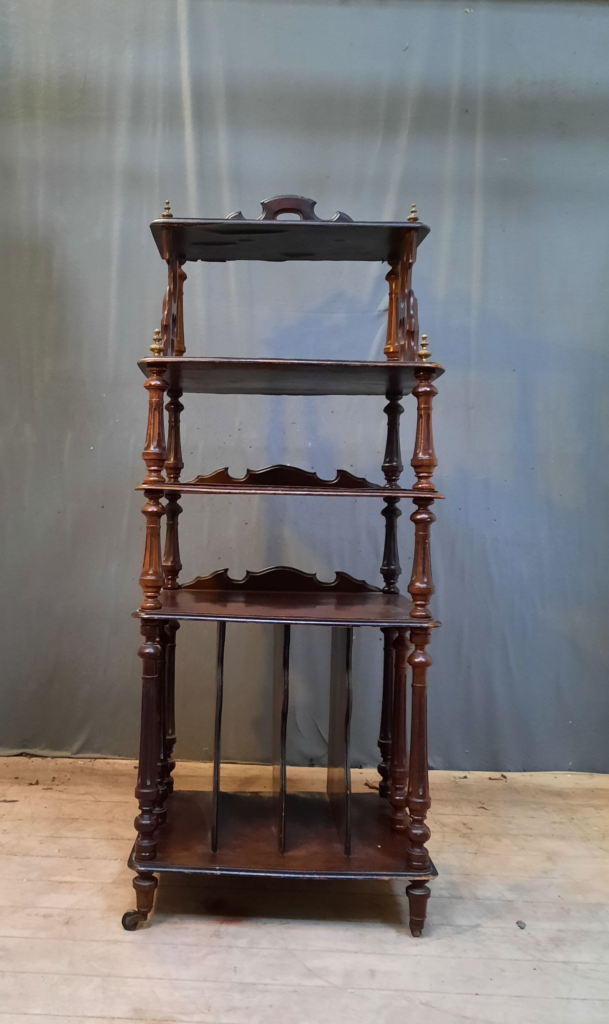 Etagère sur pieds en palissandre Napoléon III