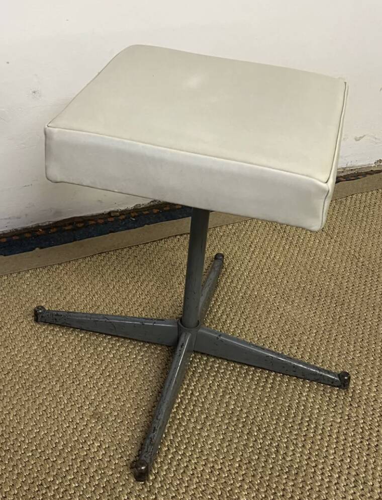 Paire de tabourets métal et skaï vintage