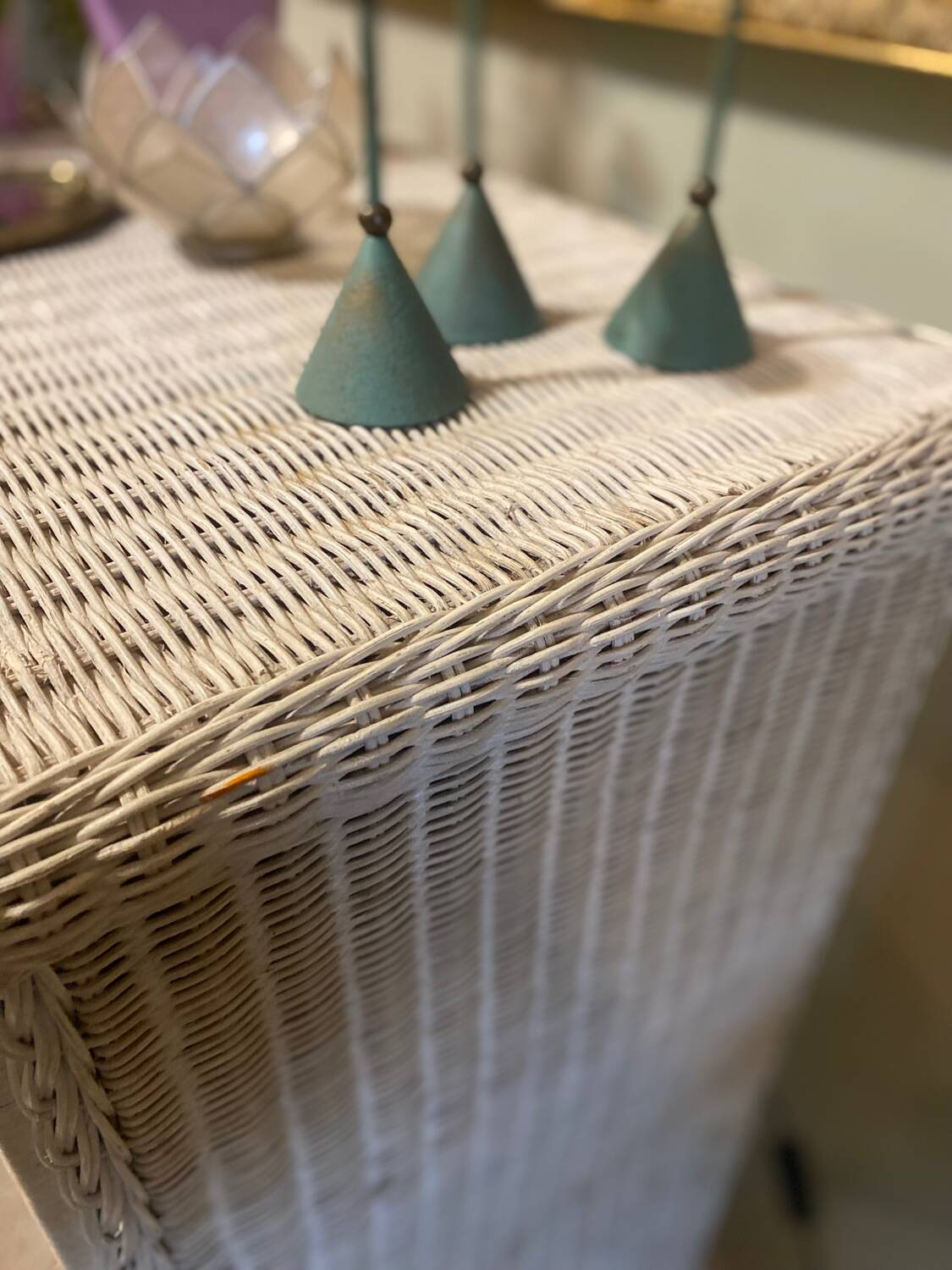 Meuble vintage en osier blanc