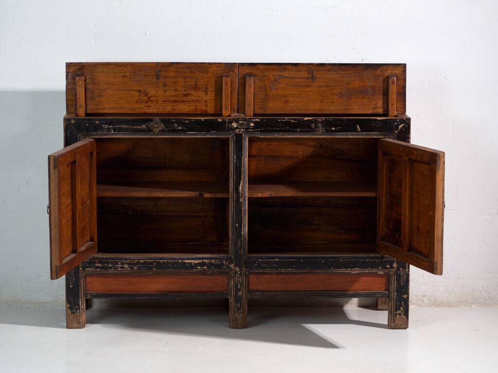 Buffet ancien en pin laqué à motifs peints de lotus – Chine, vers 1920
