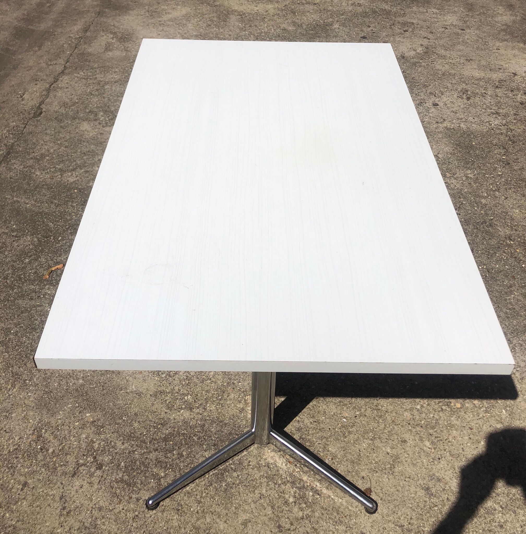 Table vintage blanche piétement