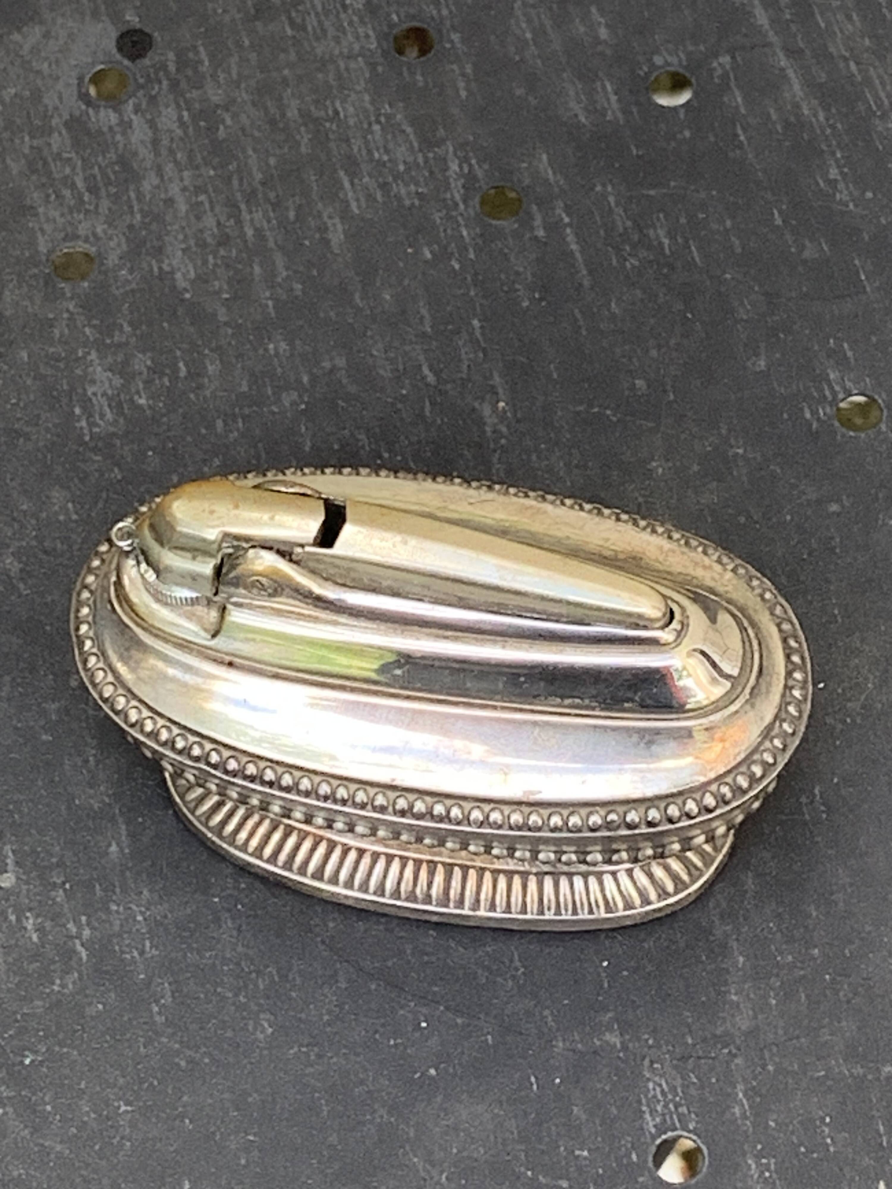 Refillable table lighter in silver metal, ronson stamp, shuttle-shaped, vintage 1960