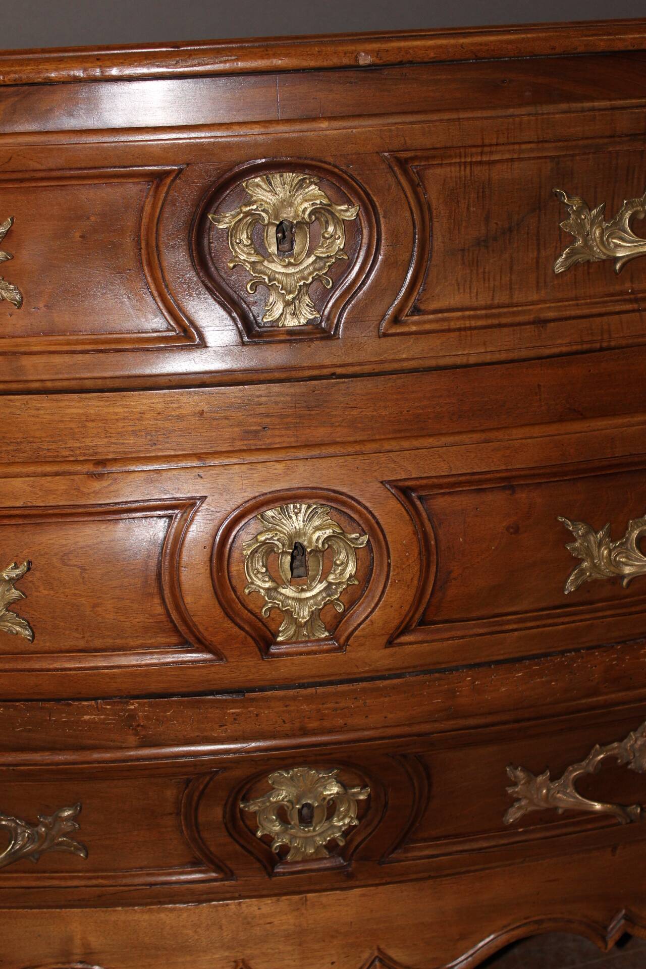 Bordeaux Tomb Commode in Walnut, 18th Century