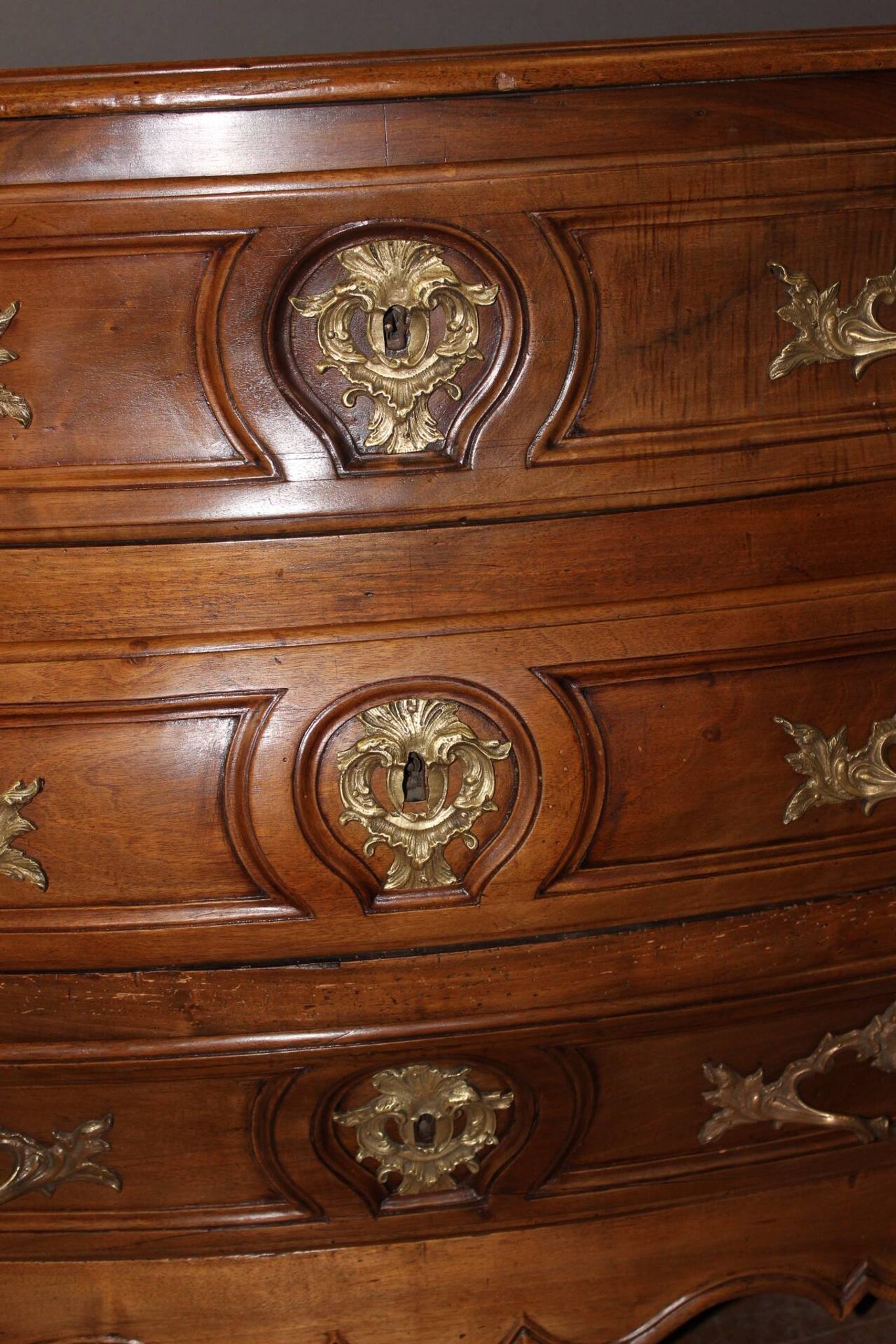 Commode Tombeau Bordelaise en Noyer XVIIIe