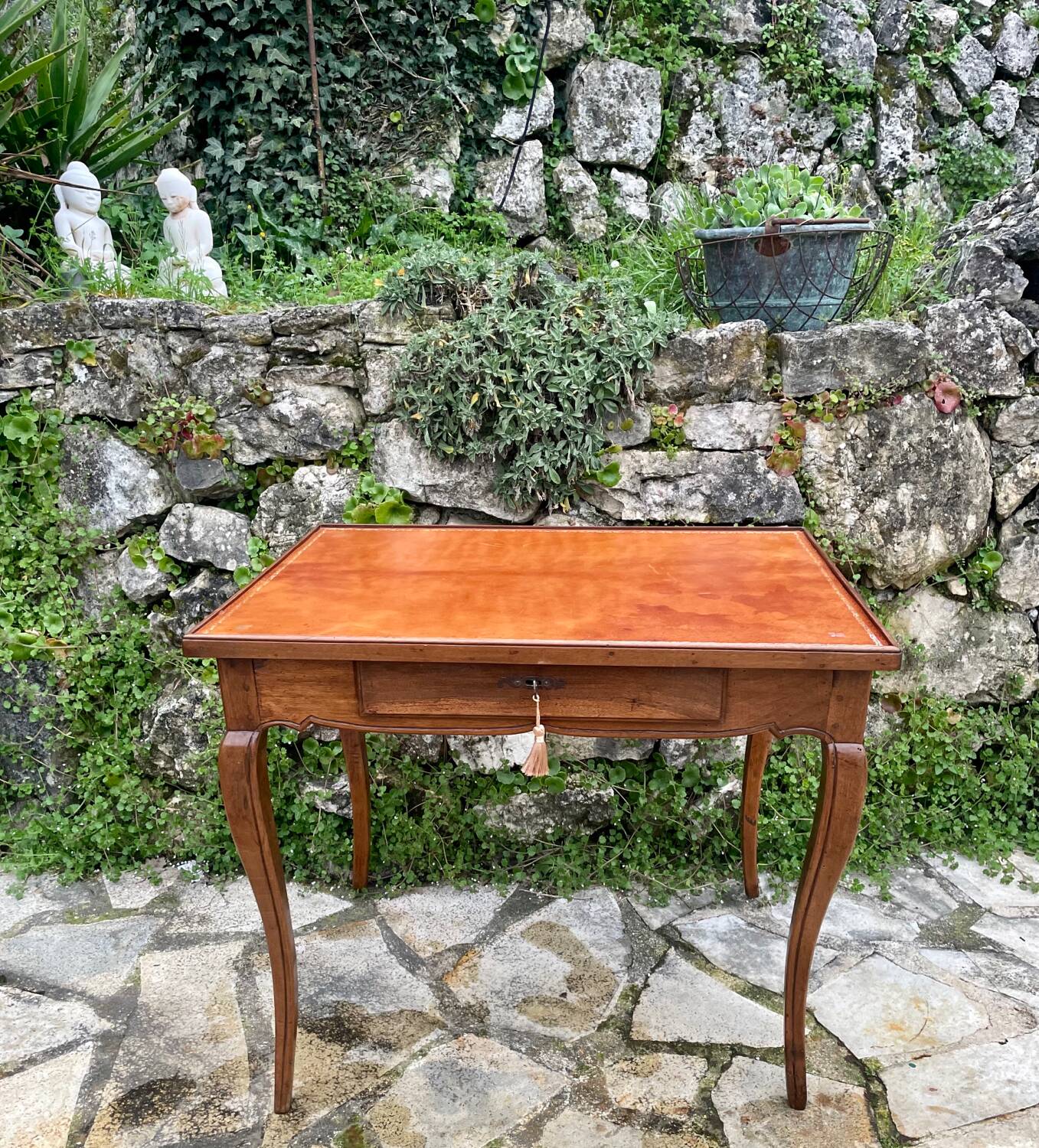 Petite table bureau dite à plateau « Cabaret » en noyer d’époque Louis XV
