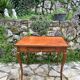 Petite table bureau dite à plateau « Cabaret » en noyer d’époque Louis XV