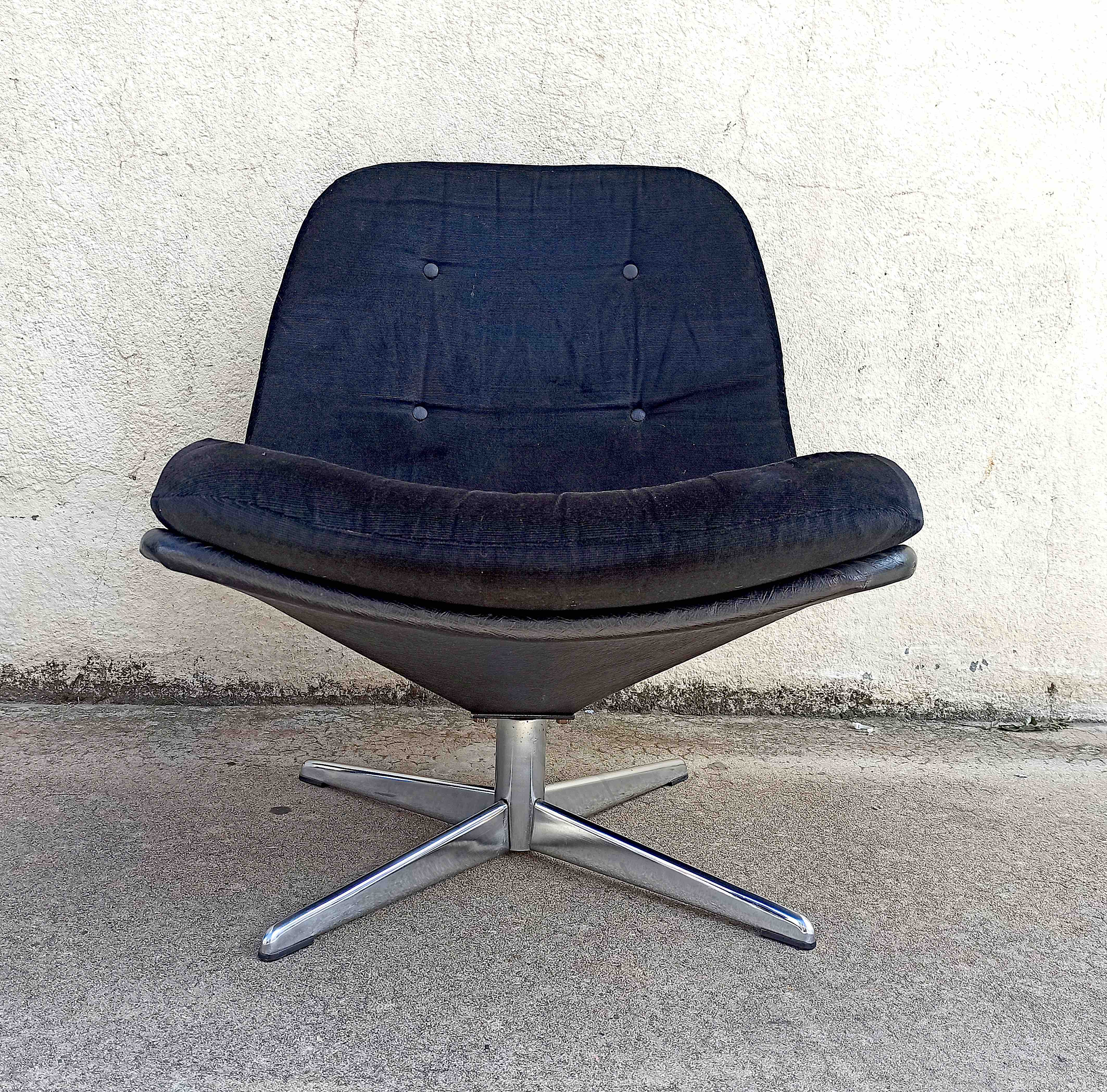 Paire de chauffeuses années 70 velours et skaï