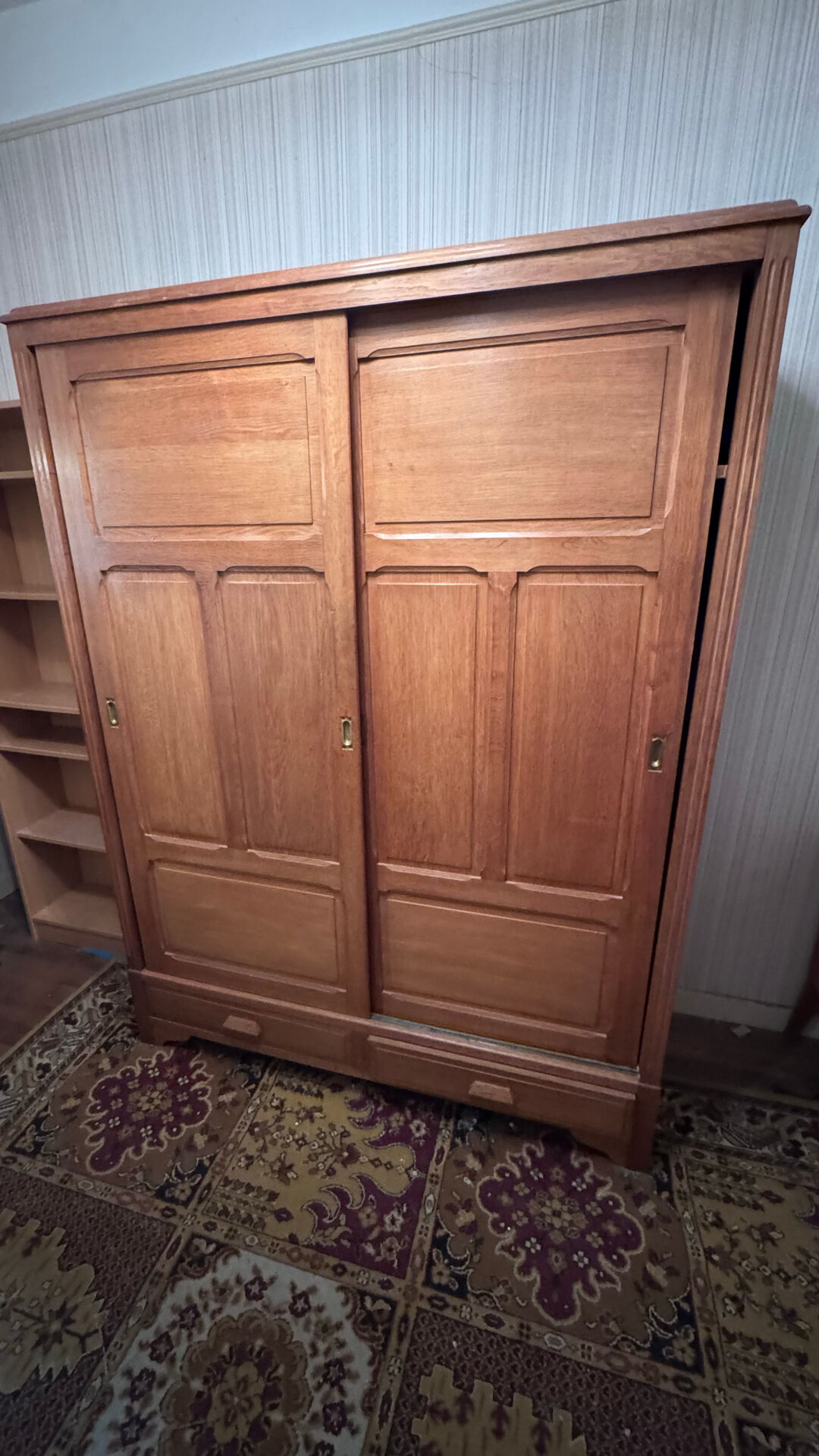 Large solid oak wardrobe – 2 sliding doors – 2
