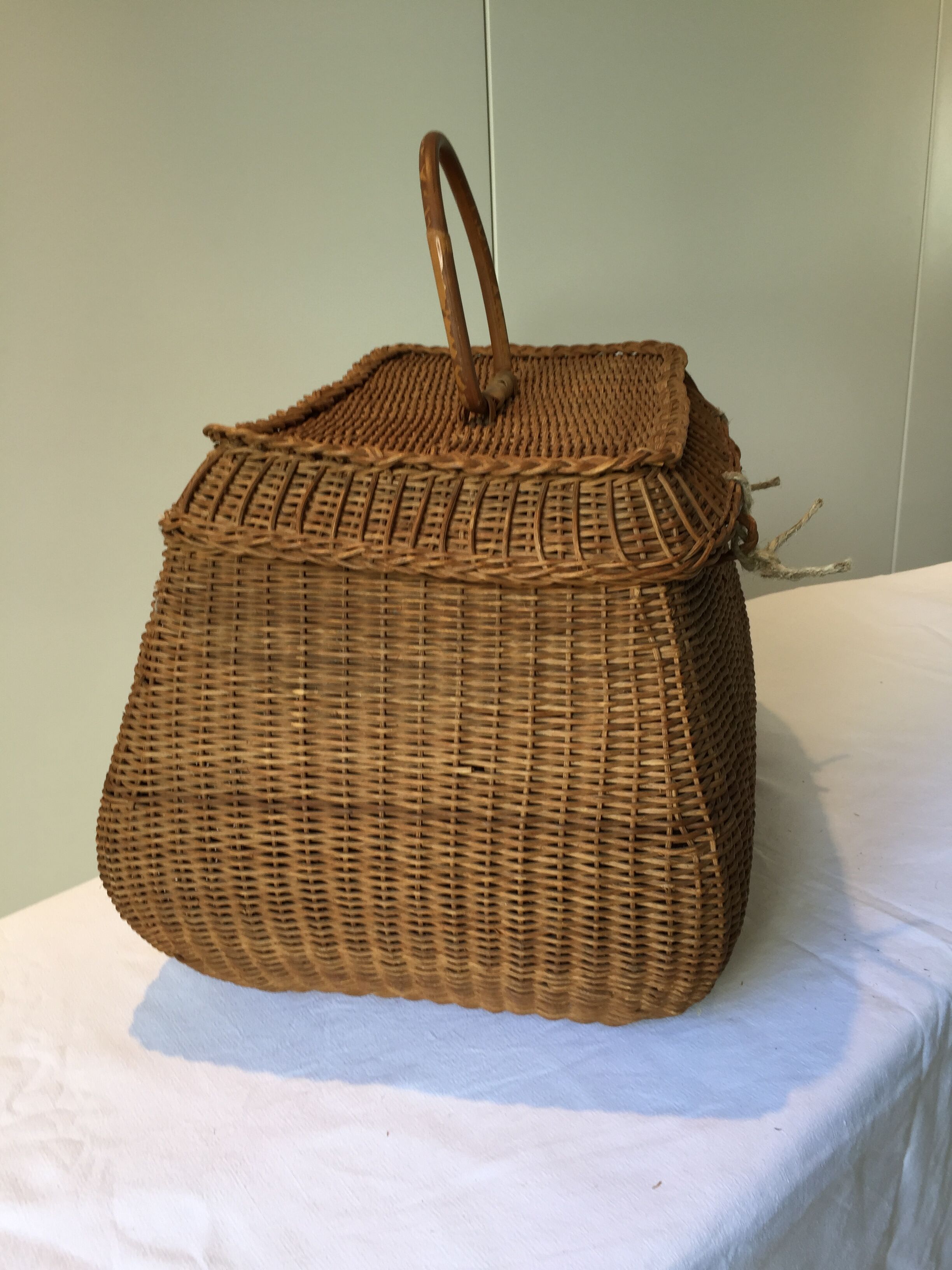 Wicker basket or box to the 1950s couture