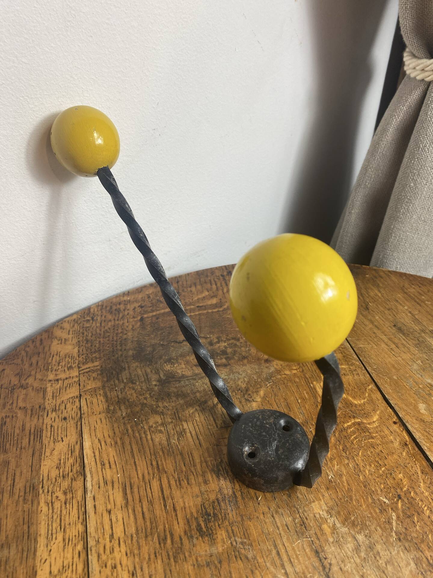 Patére en fer forgé torsadé et boules en bois