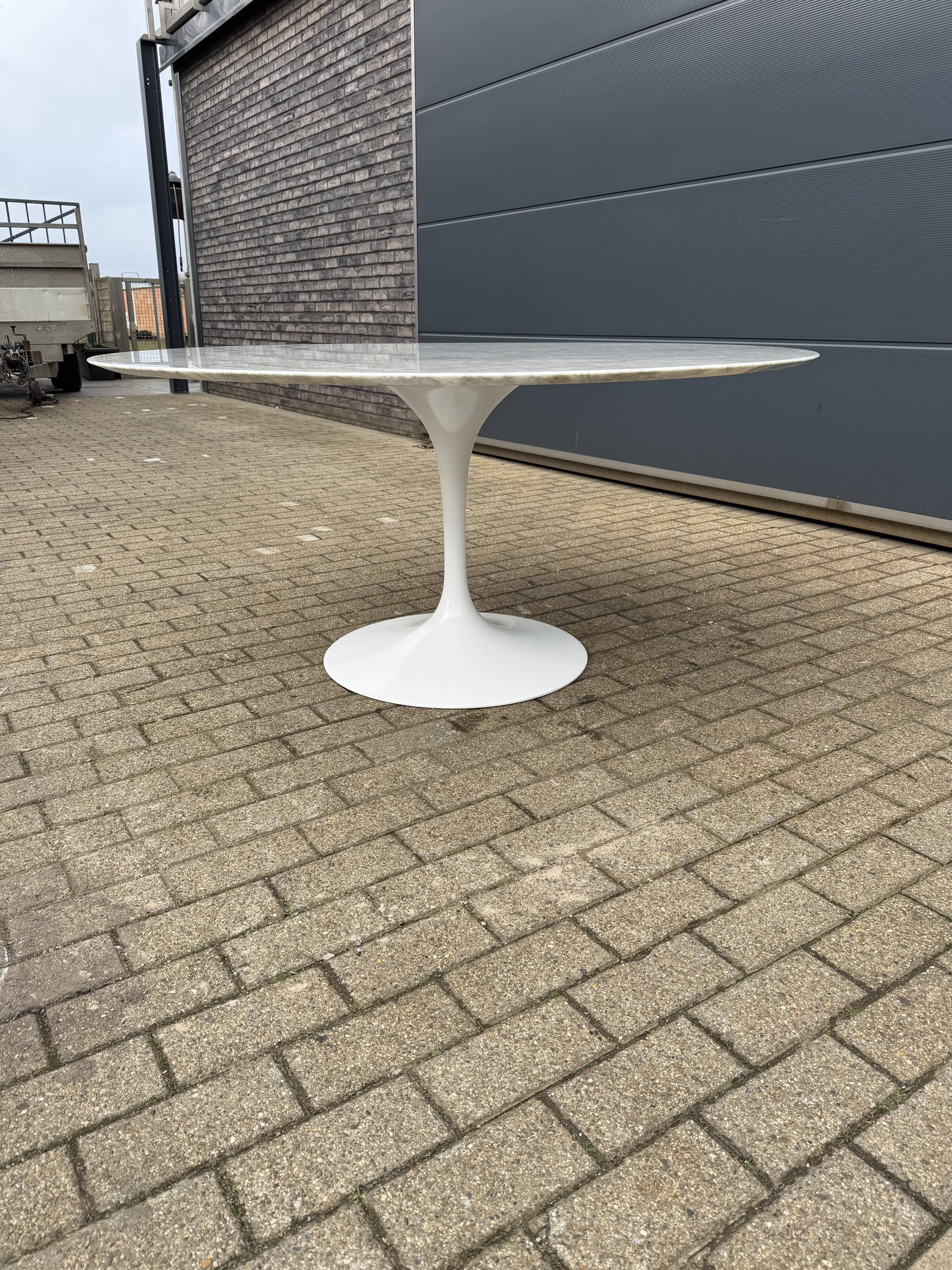 Original round dining table Knoll Tulip (152cm) Carrara