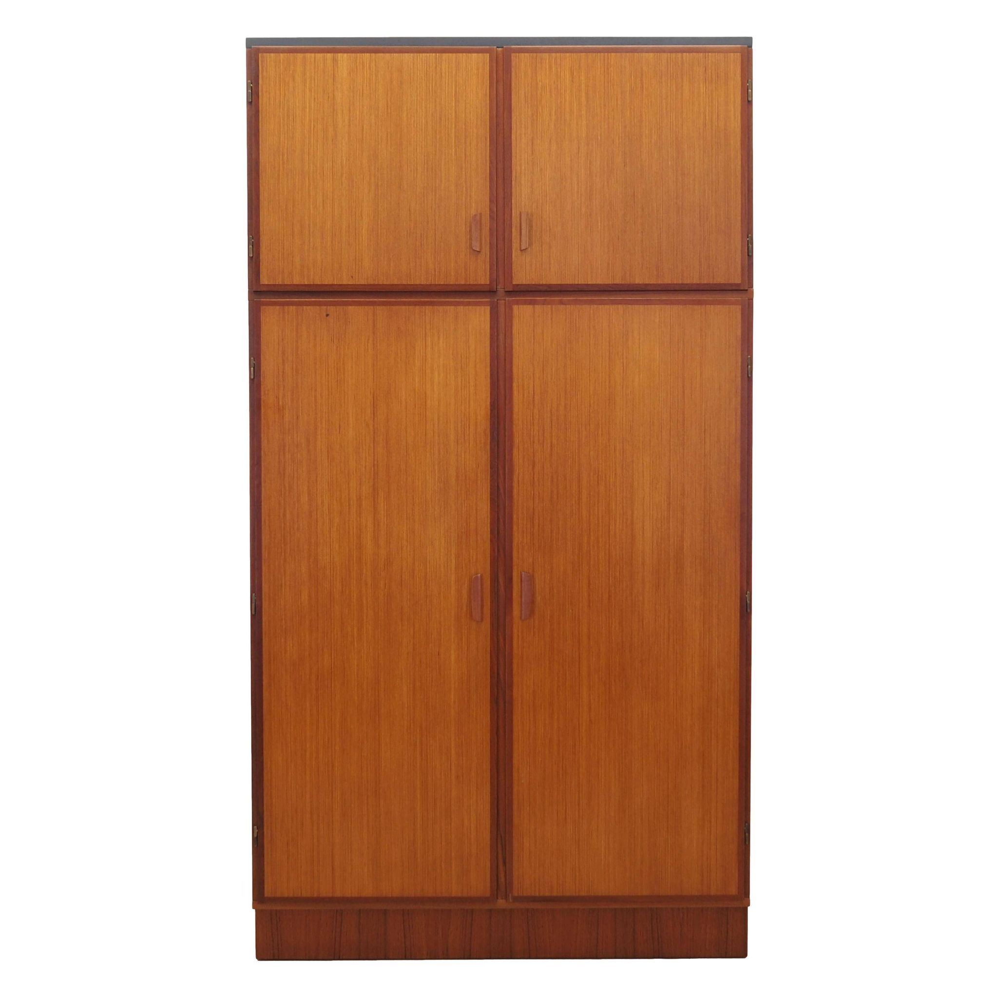 Armoire en teck, design danois, années 1970, fabricant : Omann Jun
