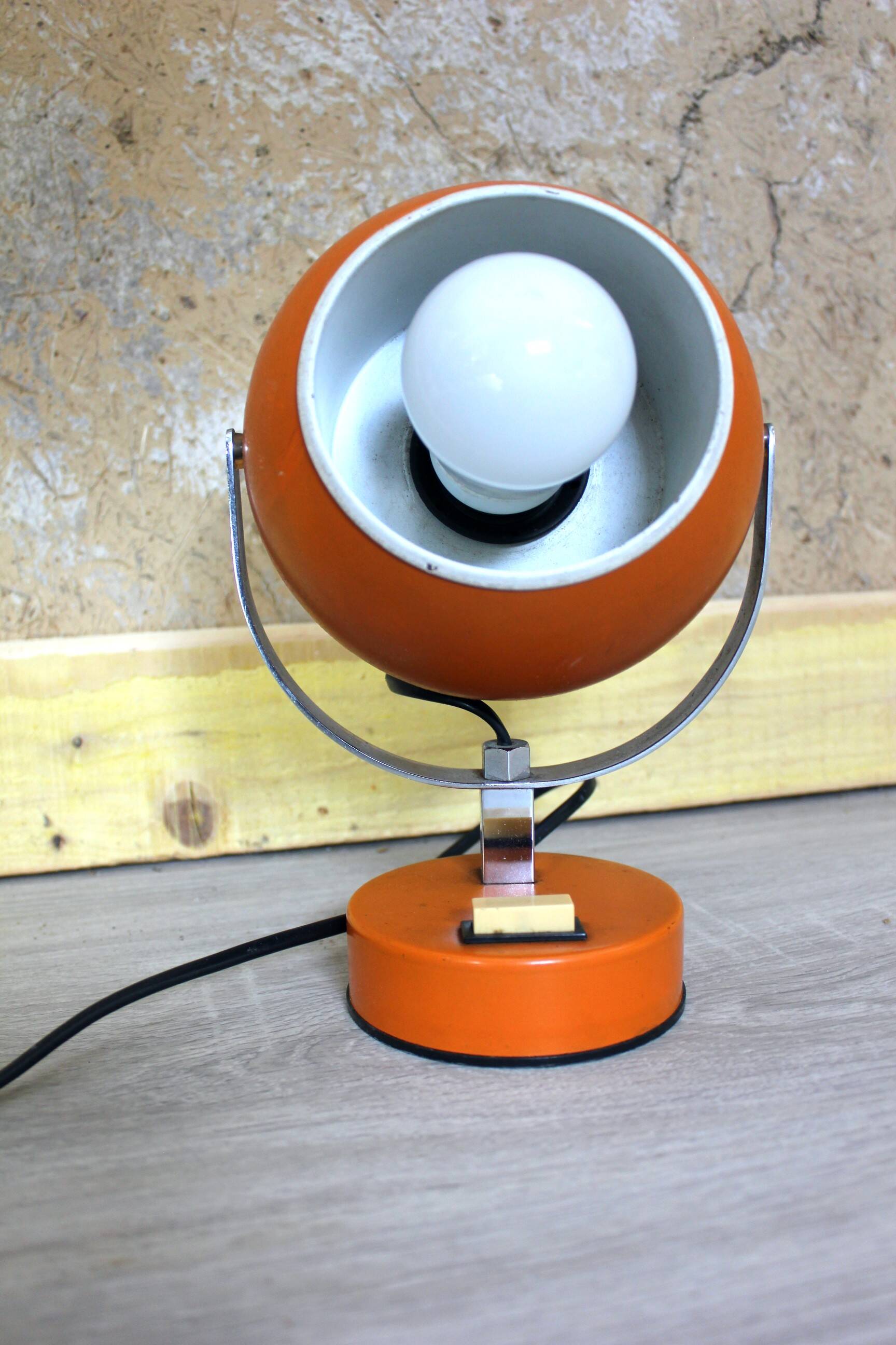 Orange Eyeball lamp, space age vintage from the 60s.