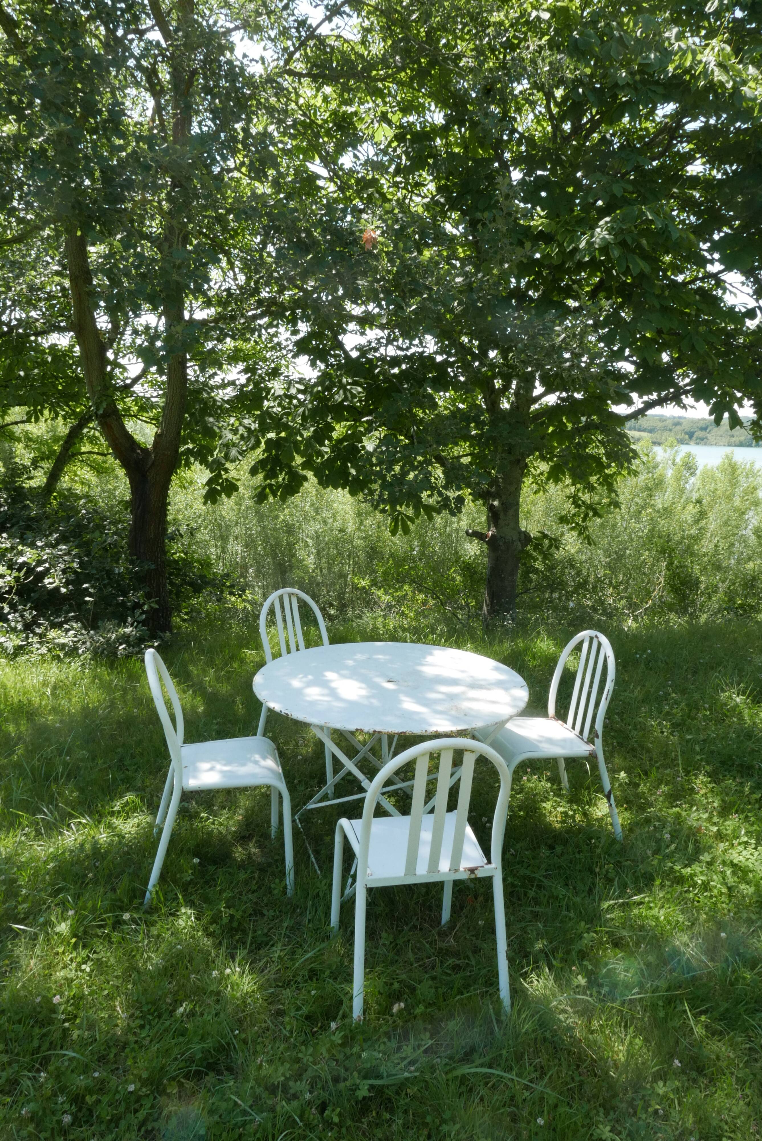 Garden furniture, folding table and 4 vintage iron chairs 50/60