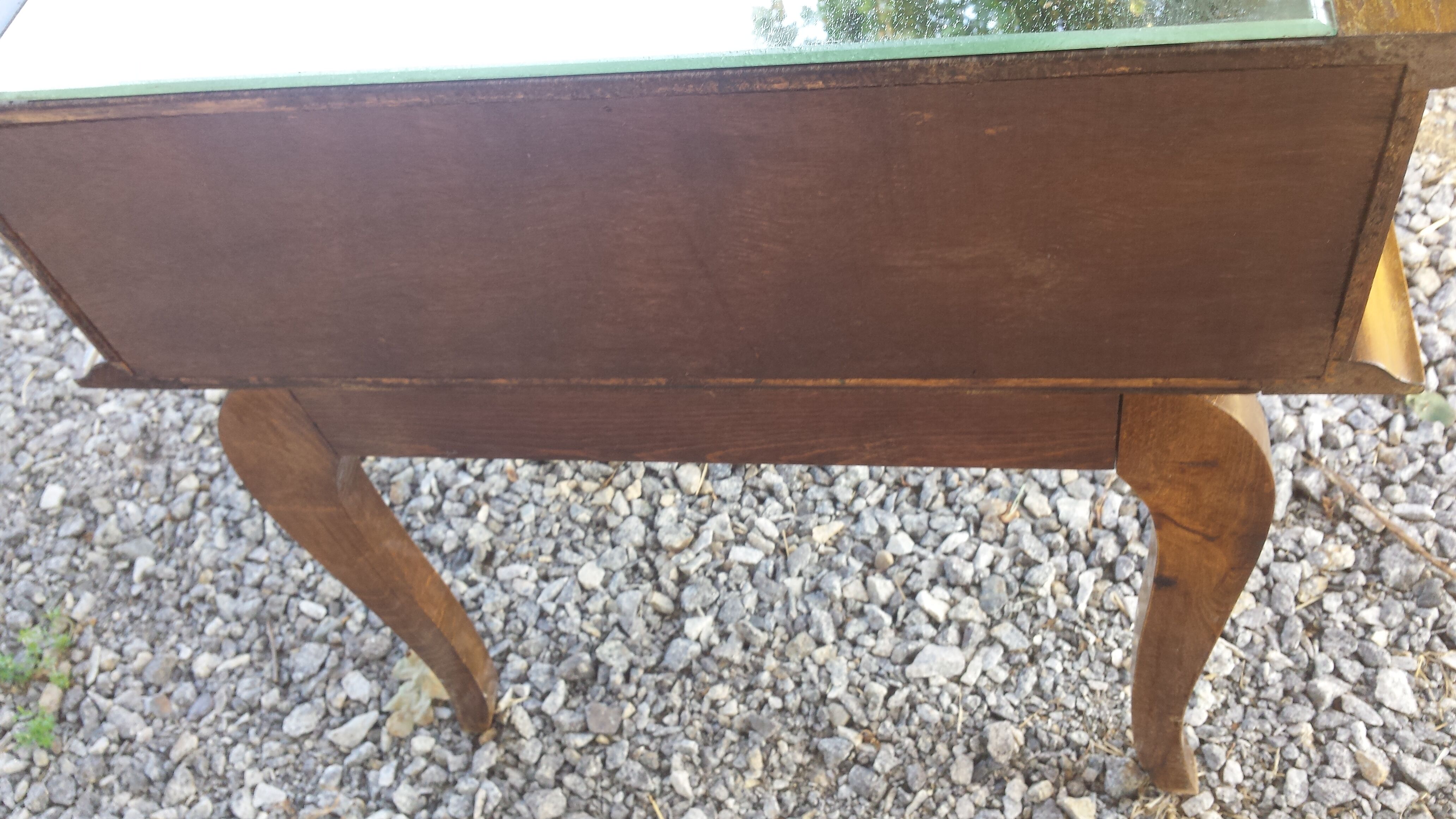 Table with rounded lines