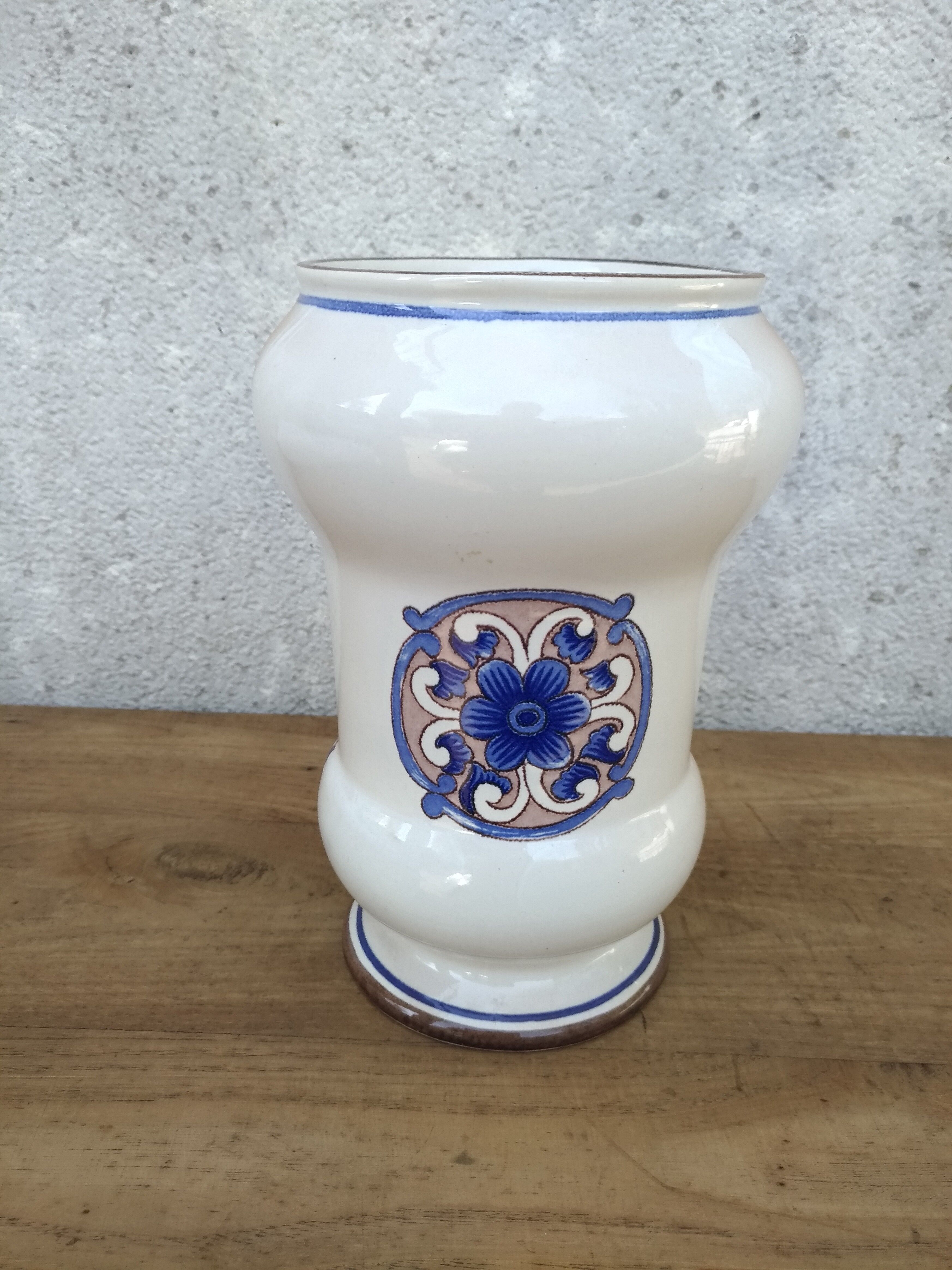 Pot a pharmacy Saint Clement