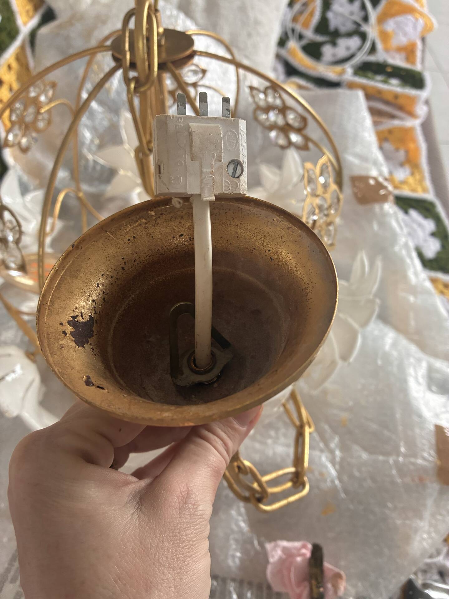 Lustre vintage en verre de Murano à fleurs opaline et laiton – 1970 (É