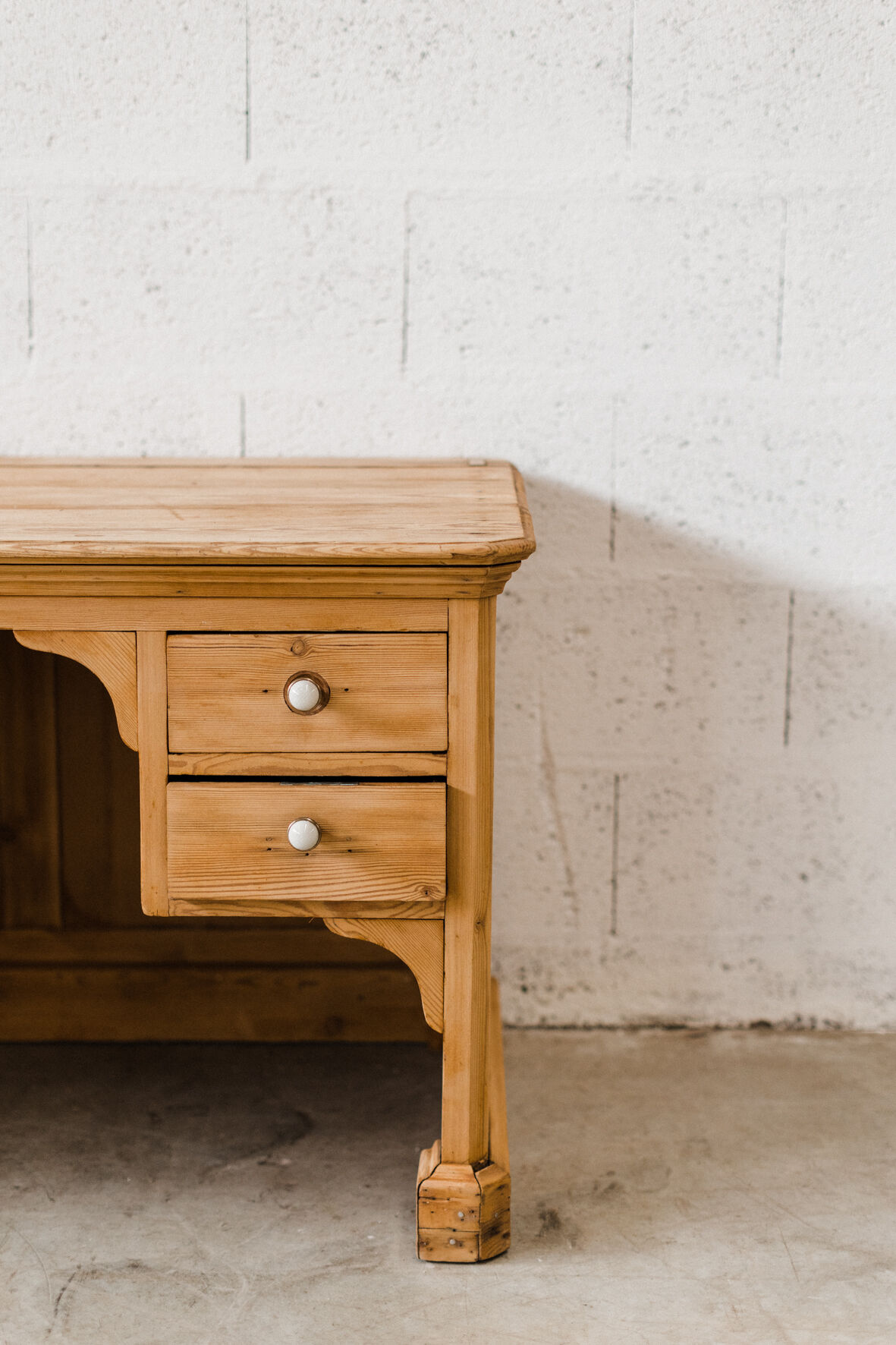Bureau en pin penché « Achillé » – Poignées émaillées