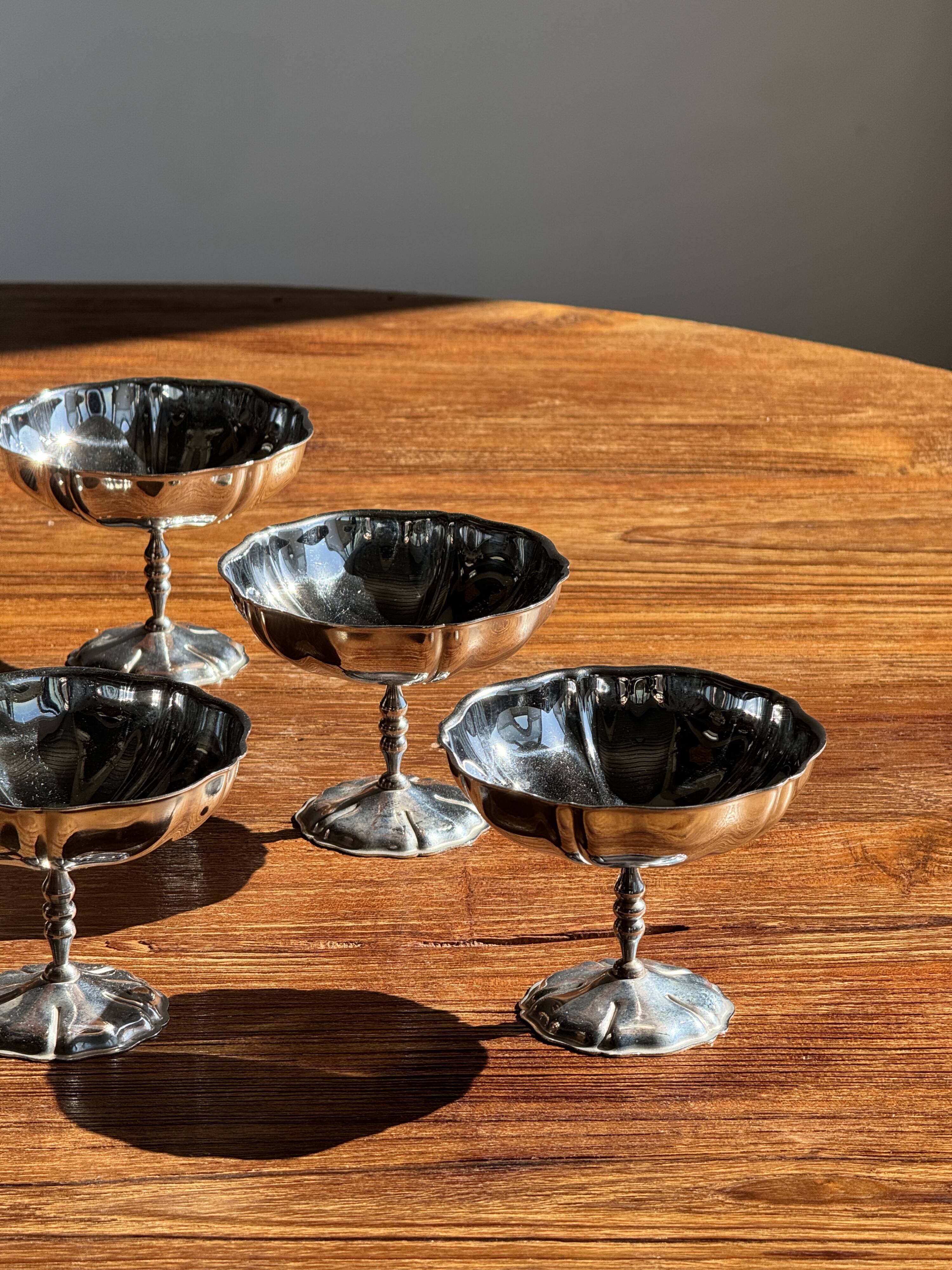 Set of 6 metal ice cream cups on flower-shaped feet