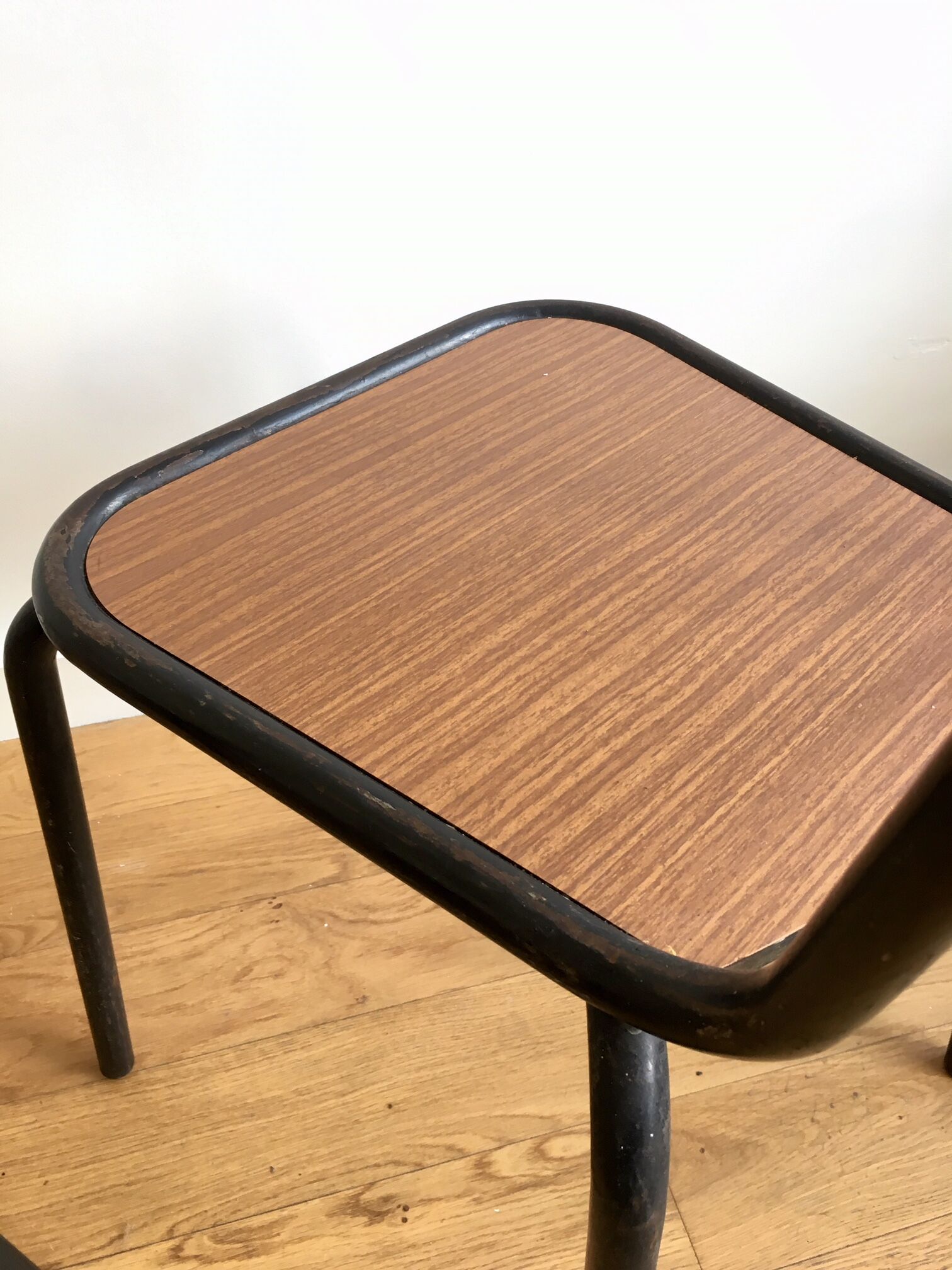 Paire de chaises tubulaire et formica