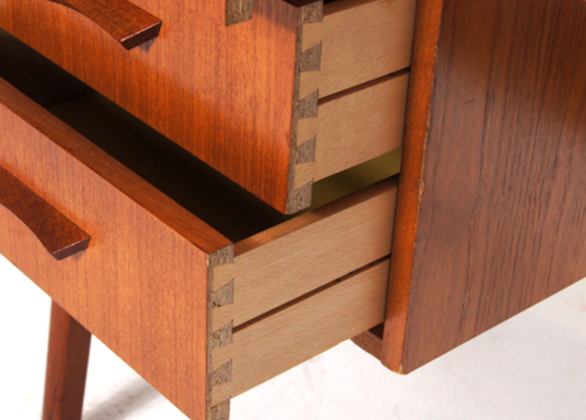Simple pedestal pedestal desk in vintage danish retro teak from the 60s/70s