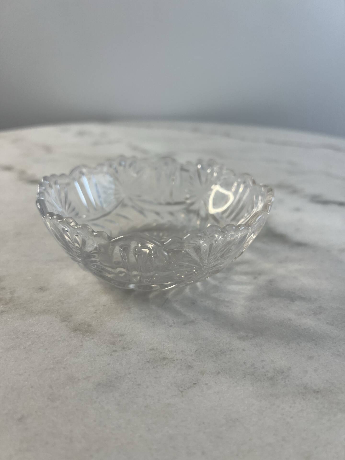 Coupelle en verre taillé bord festonné 11cm