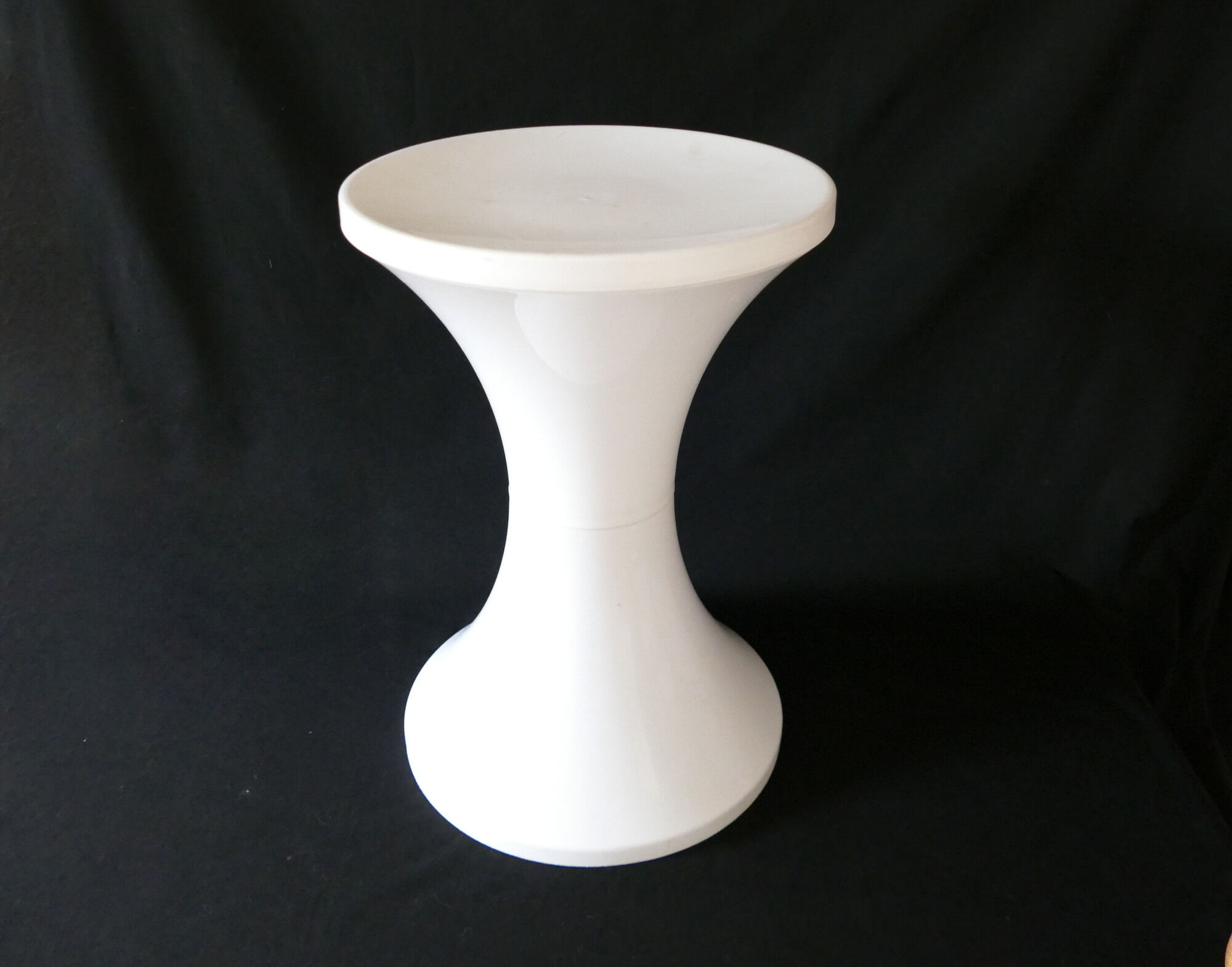 Vintage white plastic stool imitation Tam Tam from the space age of the 70s