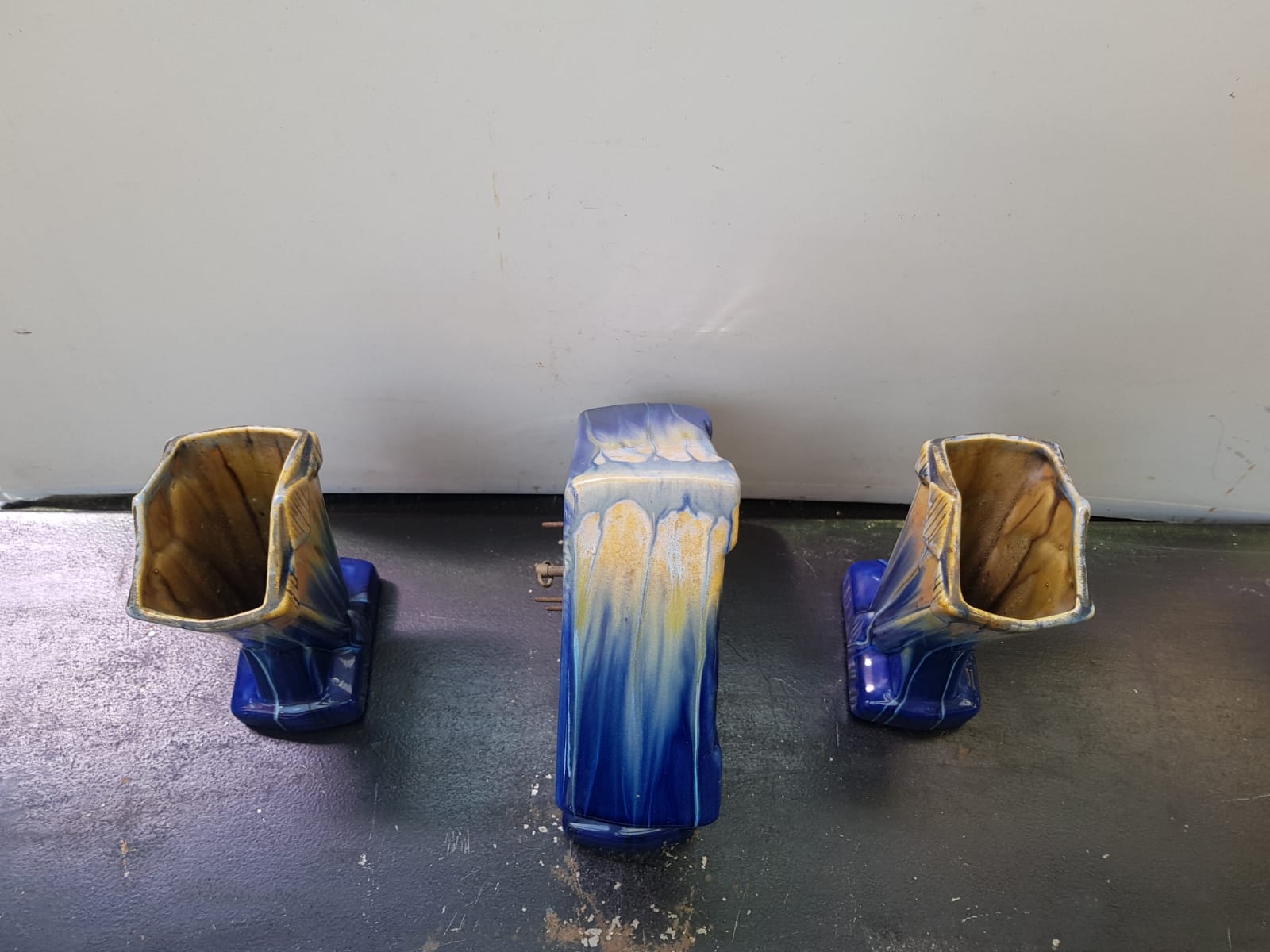 Art deco mantel clock with 2 vintage blue and white ceramic vases