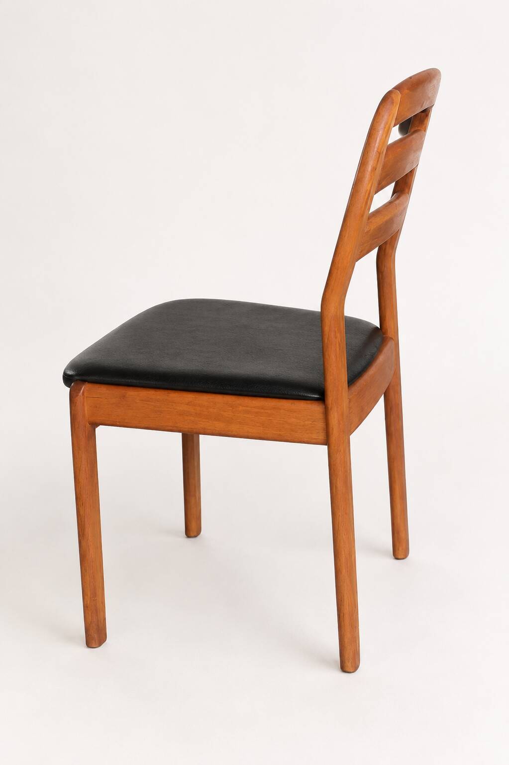 Dyrlund dining chair teakwood