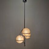 Lampe italienne chromée à trois globes en verre opalin – années 1970