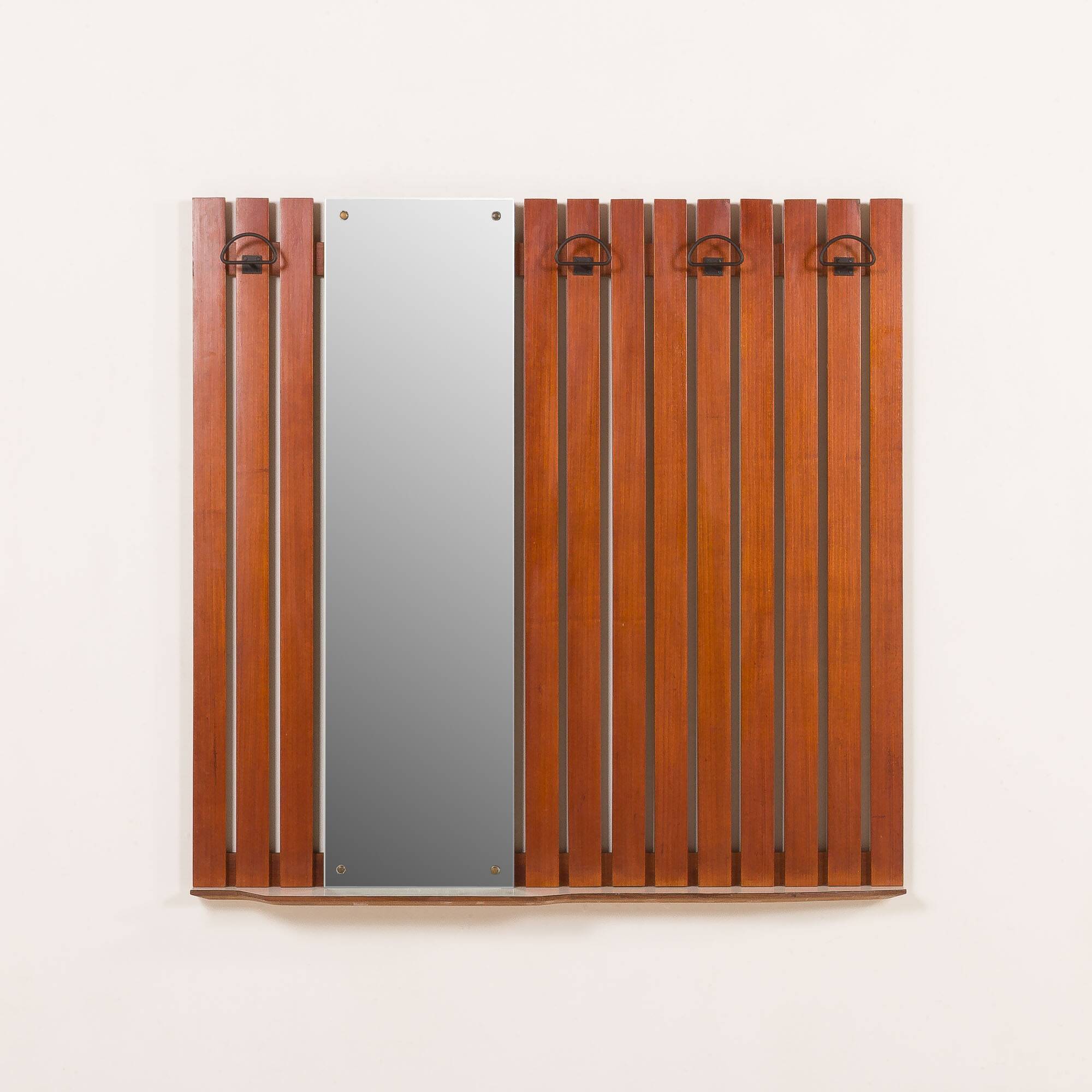 Porte-manteau en teck avec miroir et étagère, Italie, années 1960.