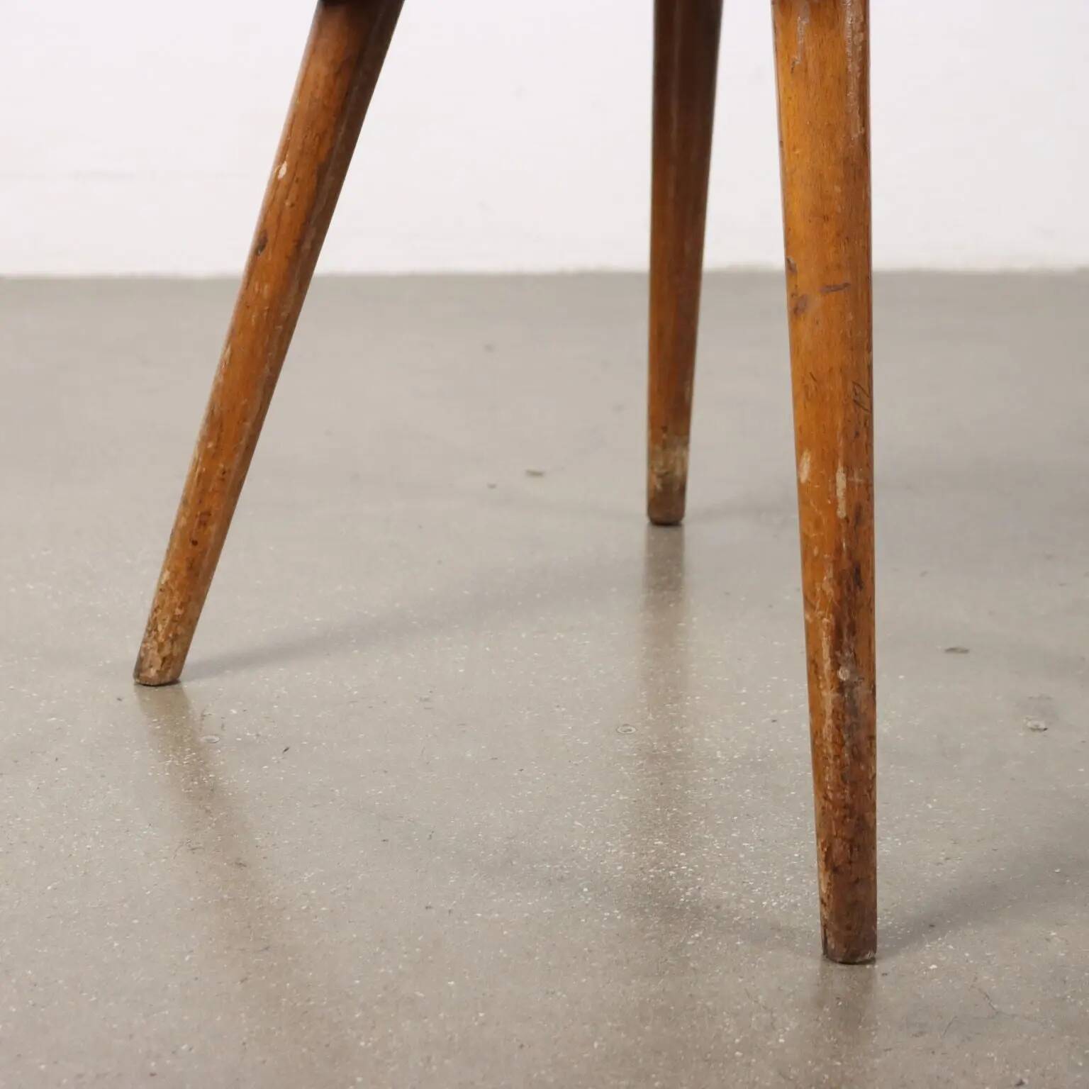 Chaise vintage des années 50-60 avec rembourrage en mousse et revêtement en similicuir