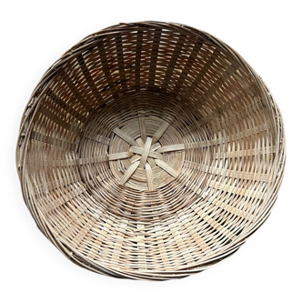 Round wicker basket